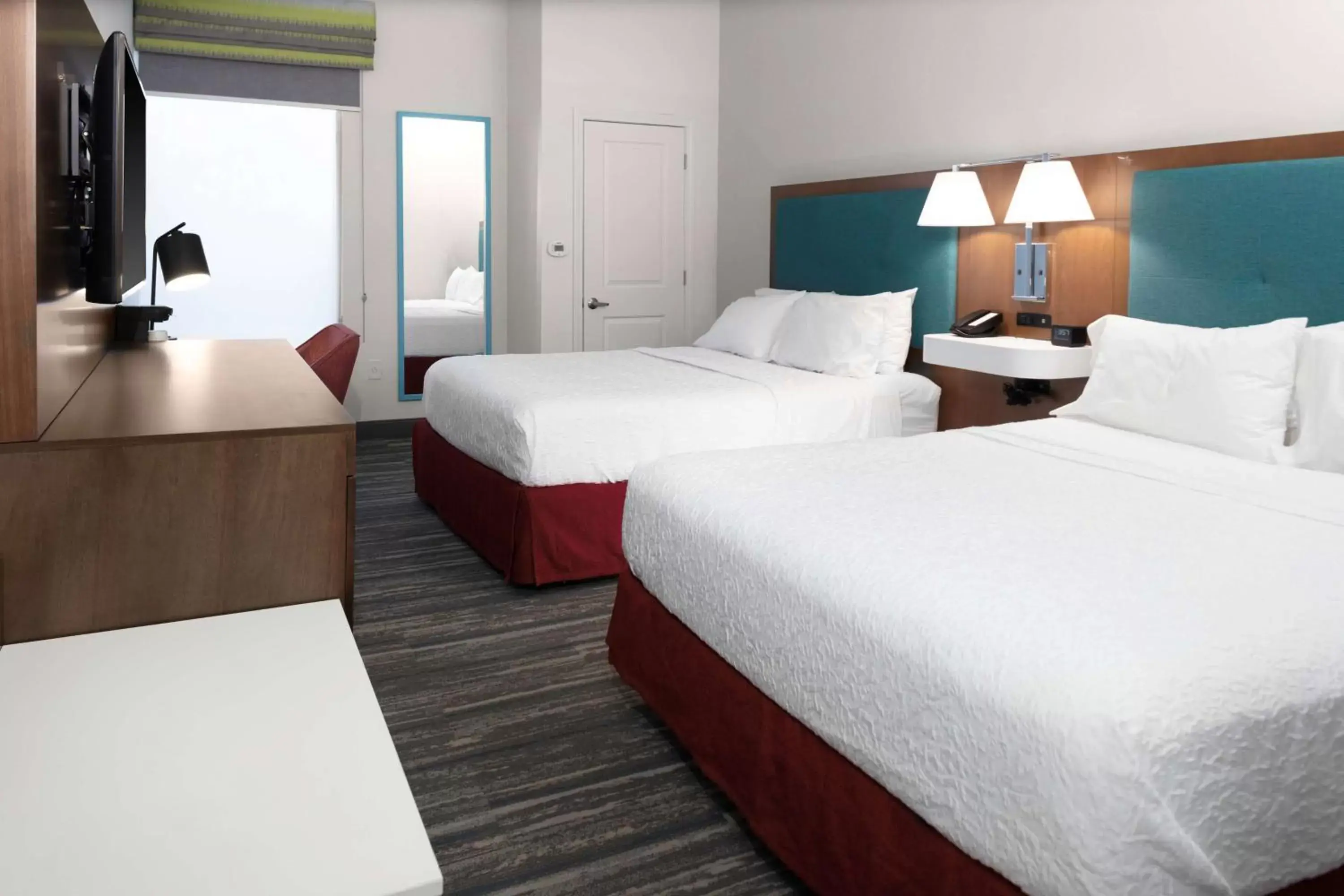 Bedroom, Bed in Hampton Inn by Hilton Concord/Bow