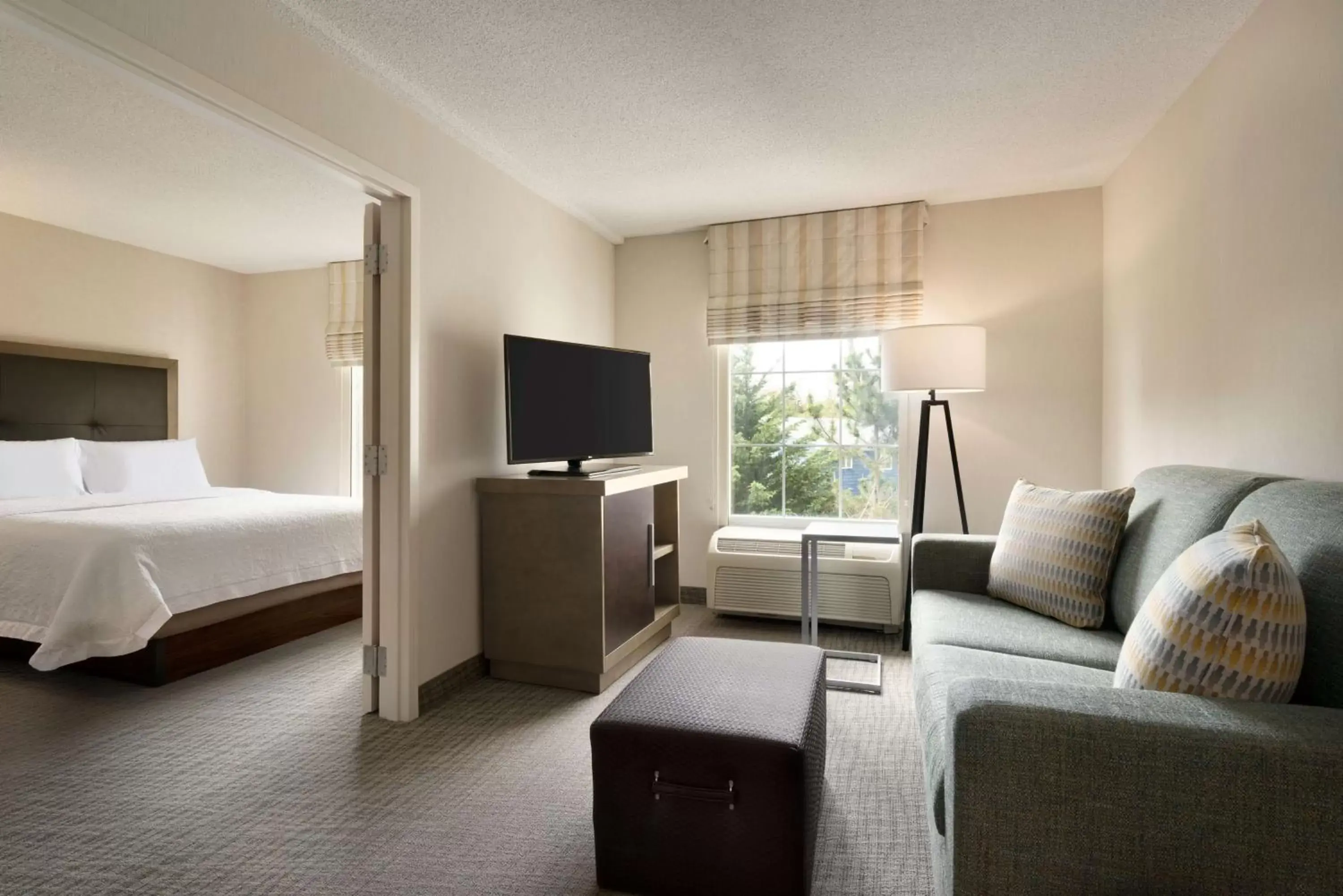 Bedroom, Seating Area in Hampton Inn By Hilton And Suites Middletown, Ri