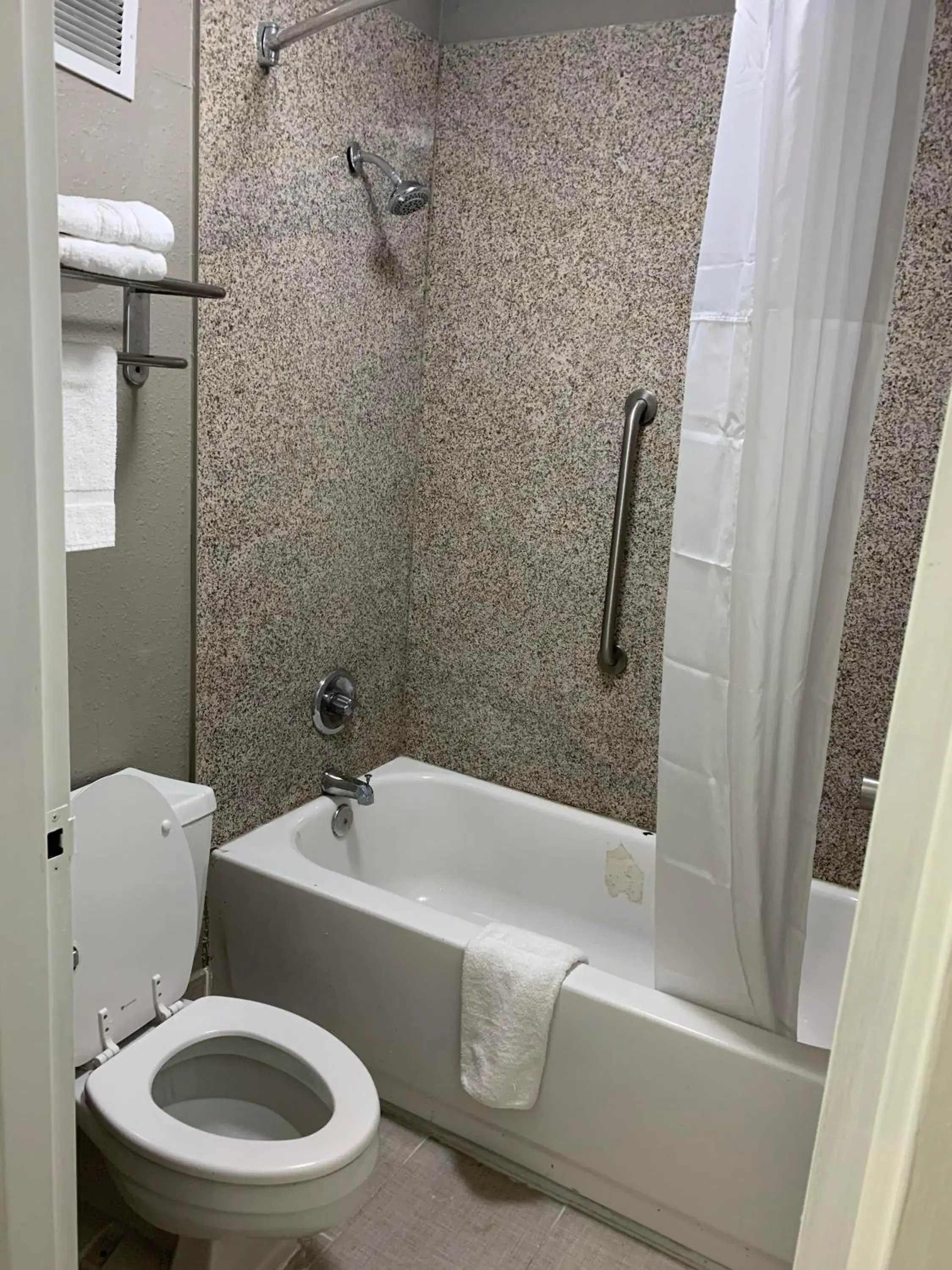 Bathroom in Days Inn & Suites by Wyndham Collierville Germantown Area