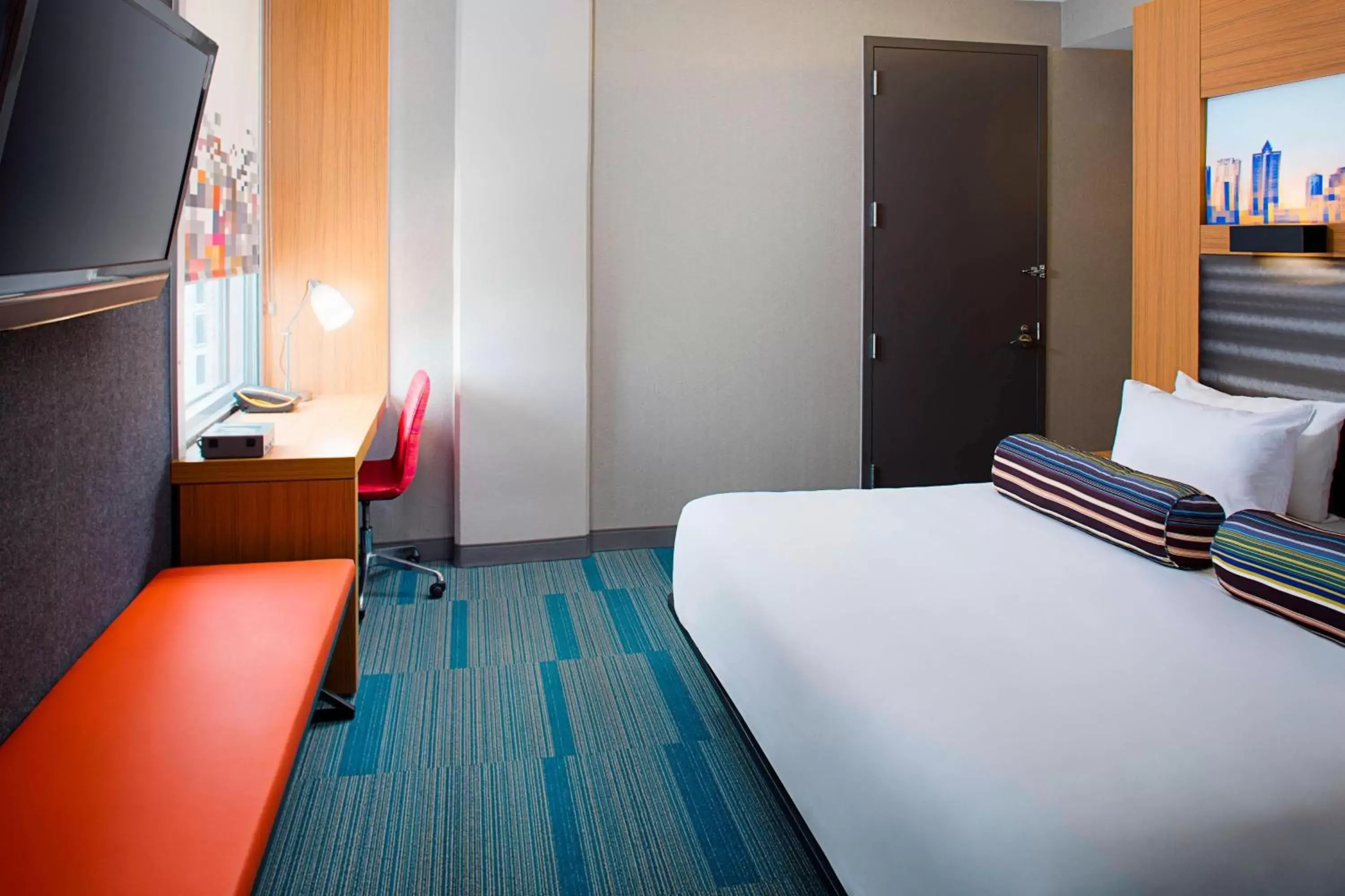 Photo of the whole room, Bed in Aloft Charlotte City Center