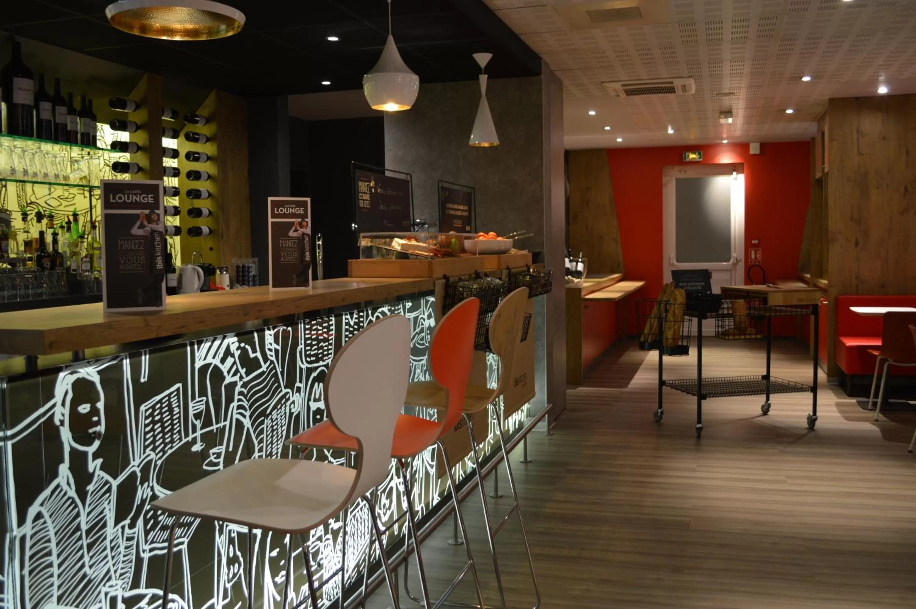 Lounge or bar in ibis Honfleur
