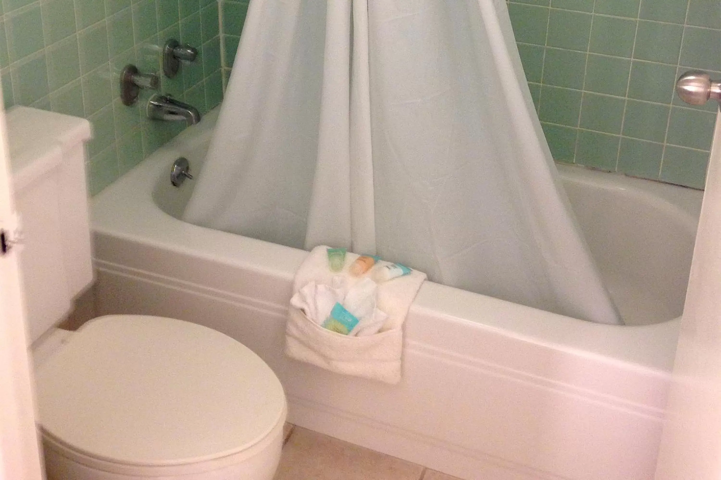 Shower, Bathroom in Cascades Inn