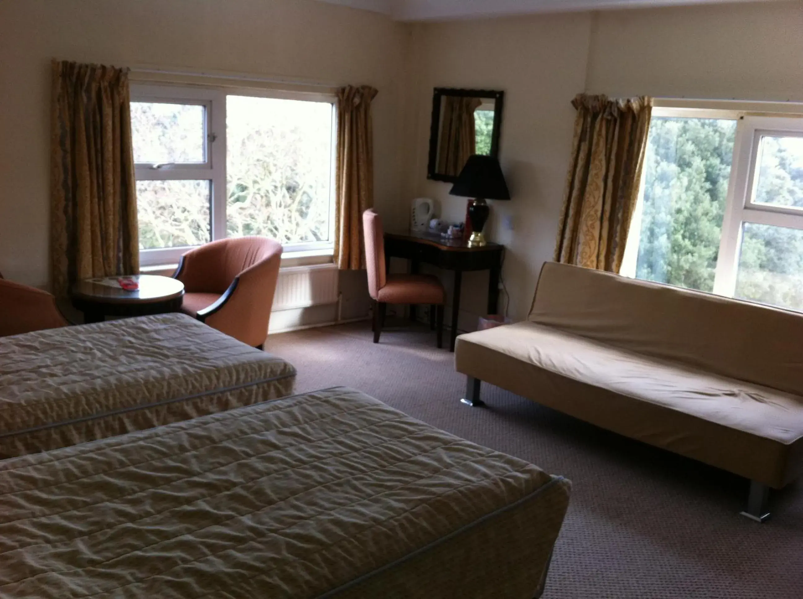 Photo of the whole room, Seating Area in Britannia Bournemouth Hotel