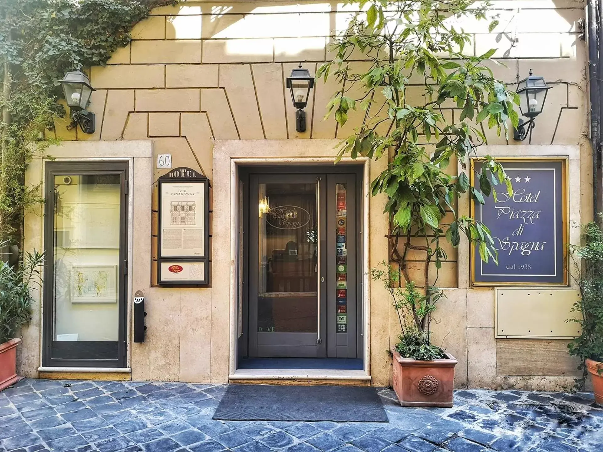 Facade/entrance in Hotel Piazza Di Spagna