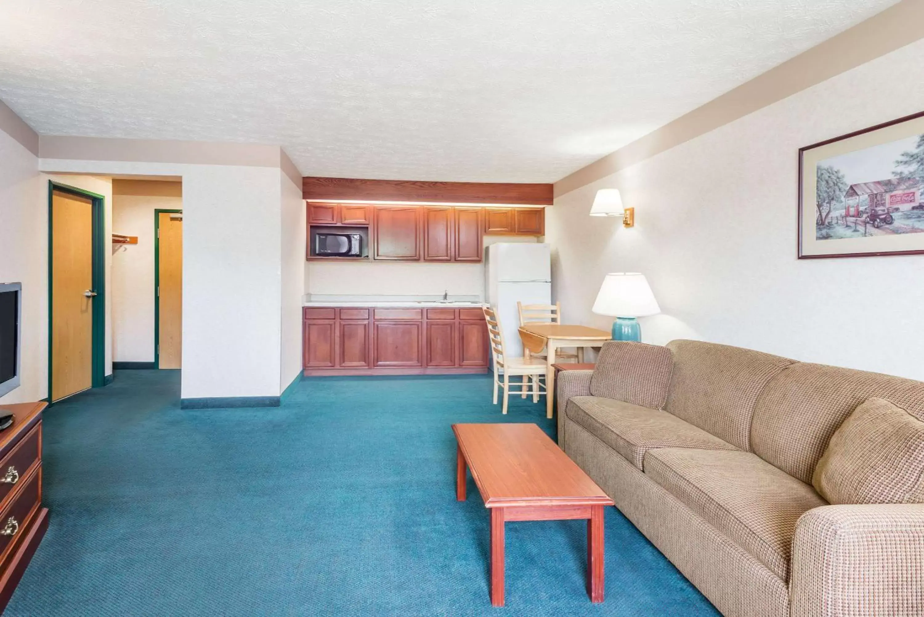 Photo of the whole room, Seating Area in Ramada by Wyndham Strasburg Dover