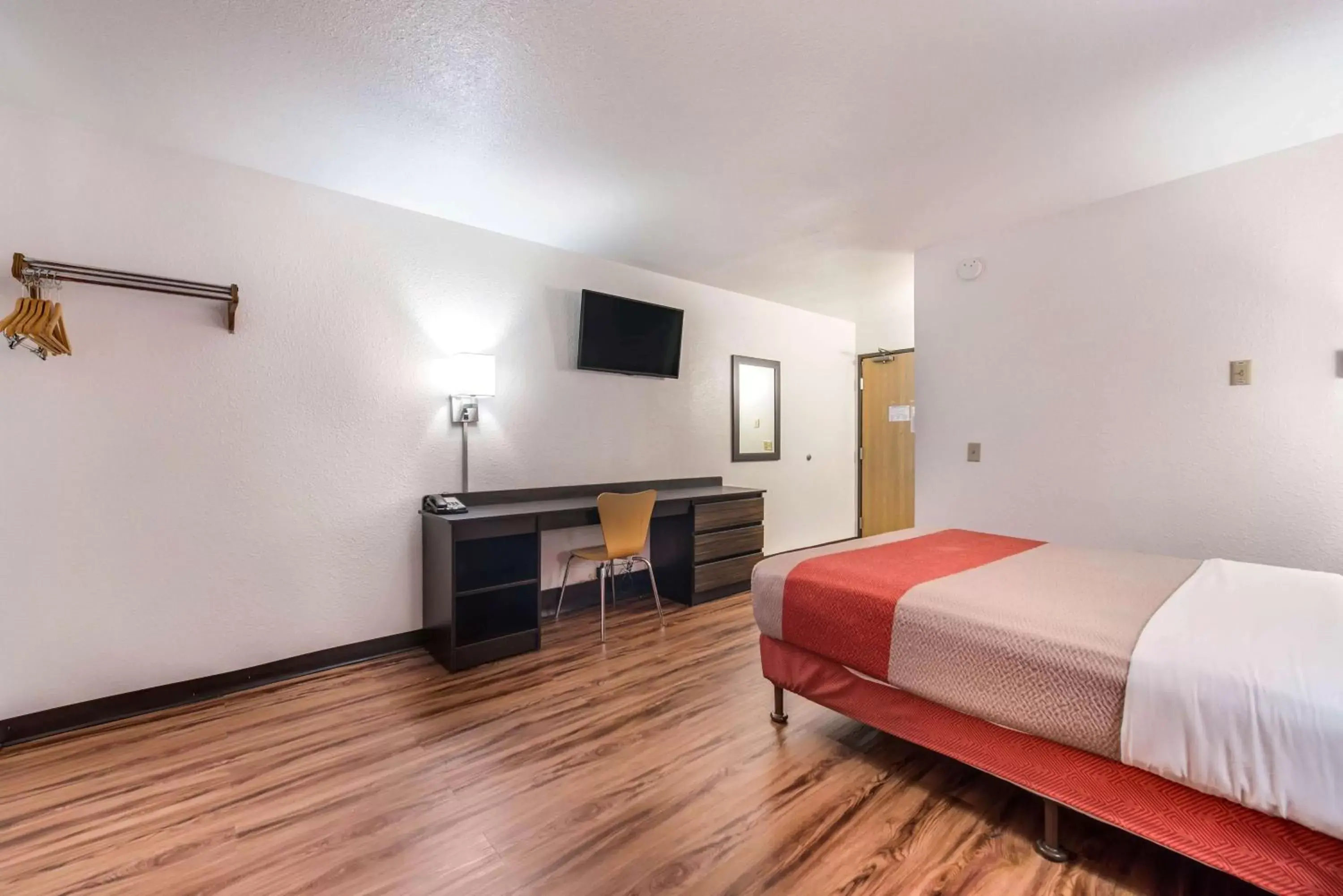 Bedroom, Bed in Motel 6-Saint Paul, MN - I-94