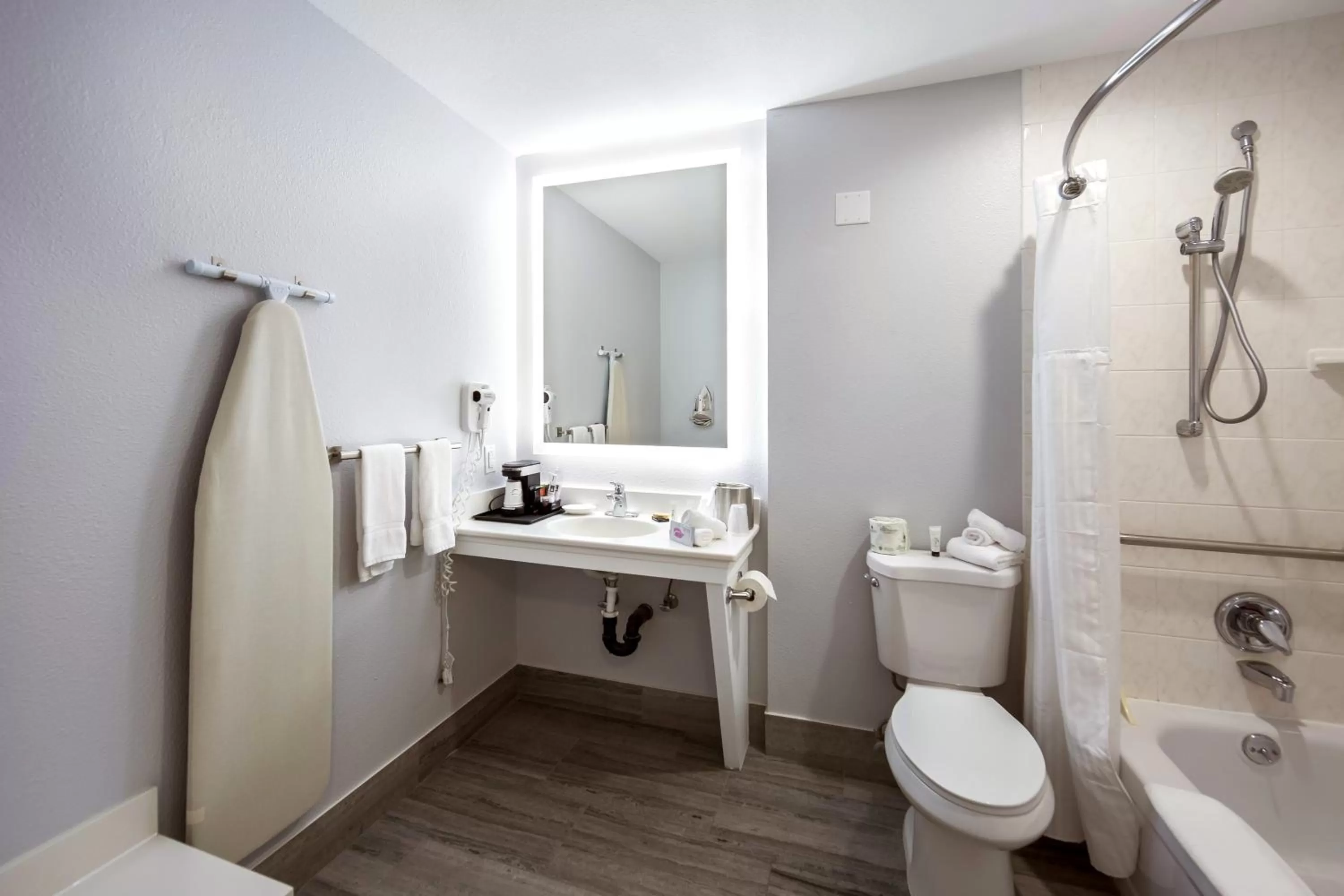 Bathroom in Red Lion Inn & Suites Grants Pass