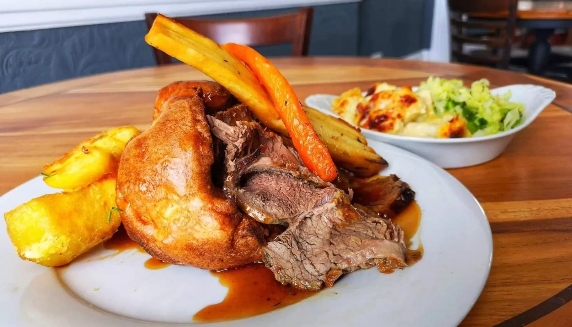 Restaurant/places to eat in The Royal Hotel