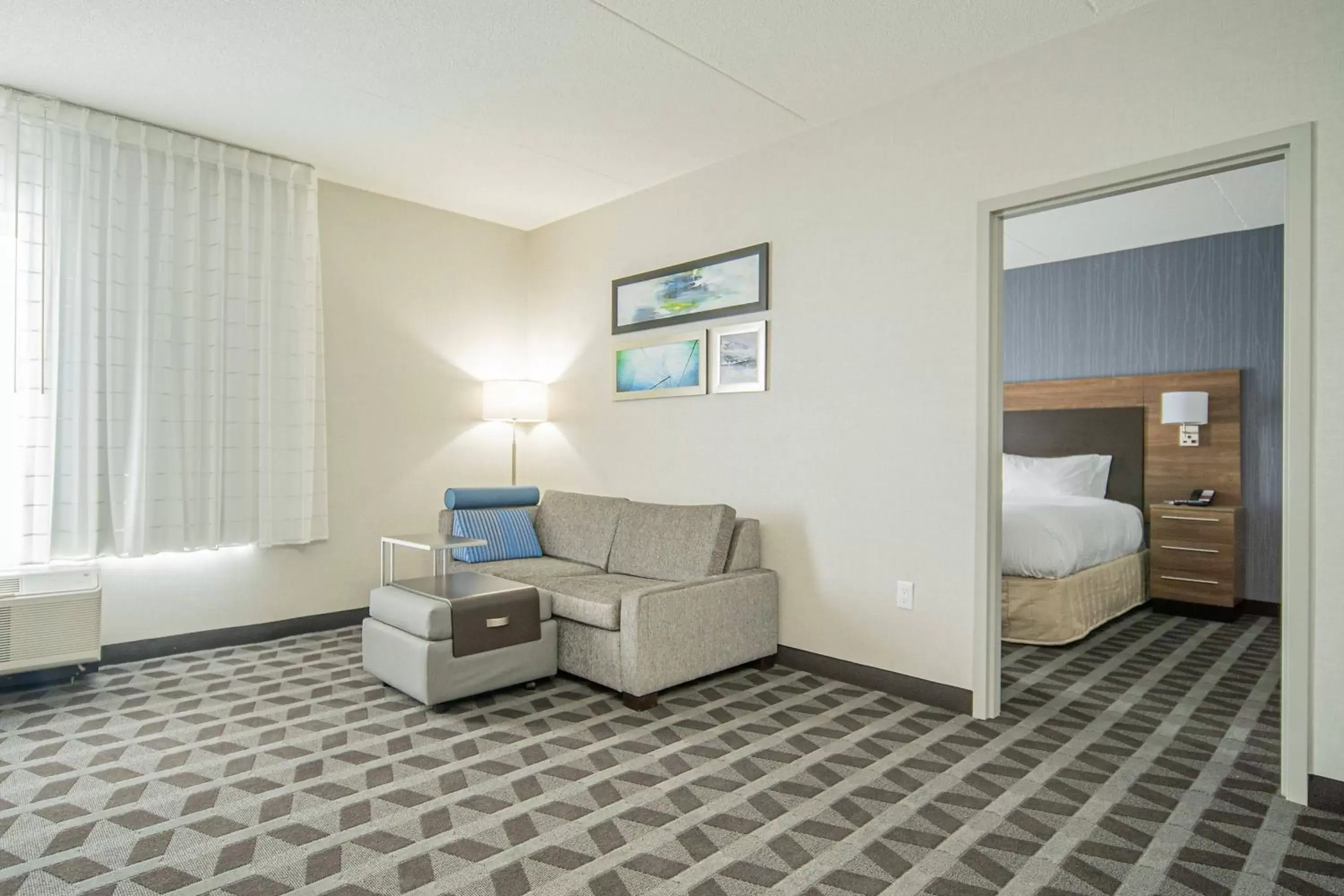 Bedroom, Seating Area in TownePlace Suites by Marriott Brantford and Conference Centre