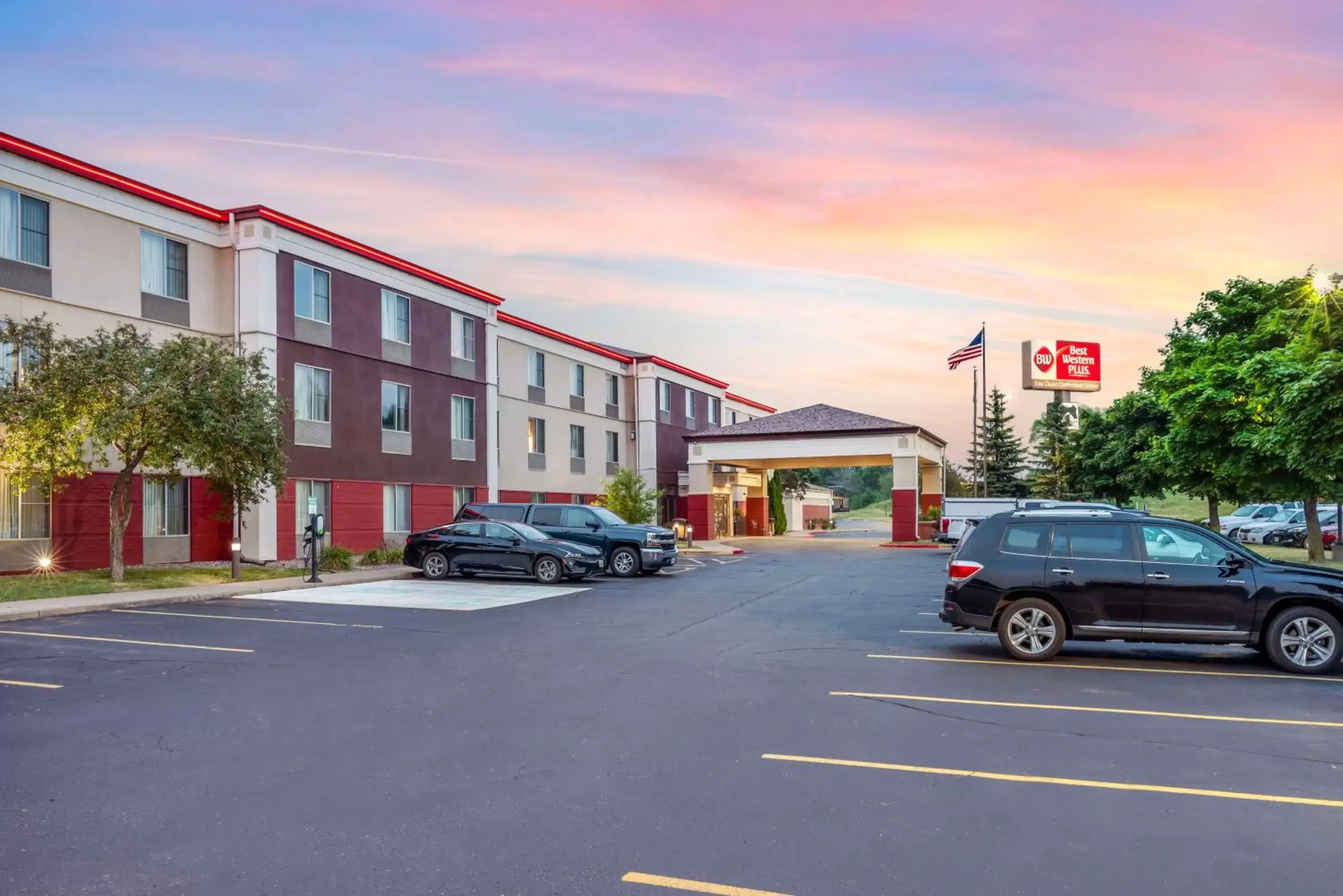 Property Building in Best Western Plus Eau Claire Conference Center