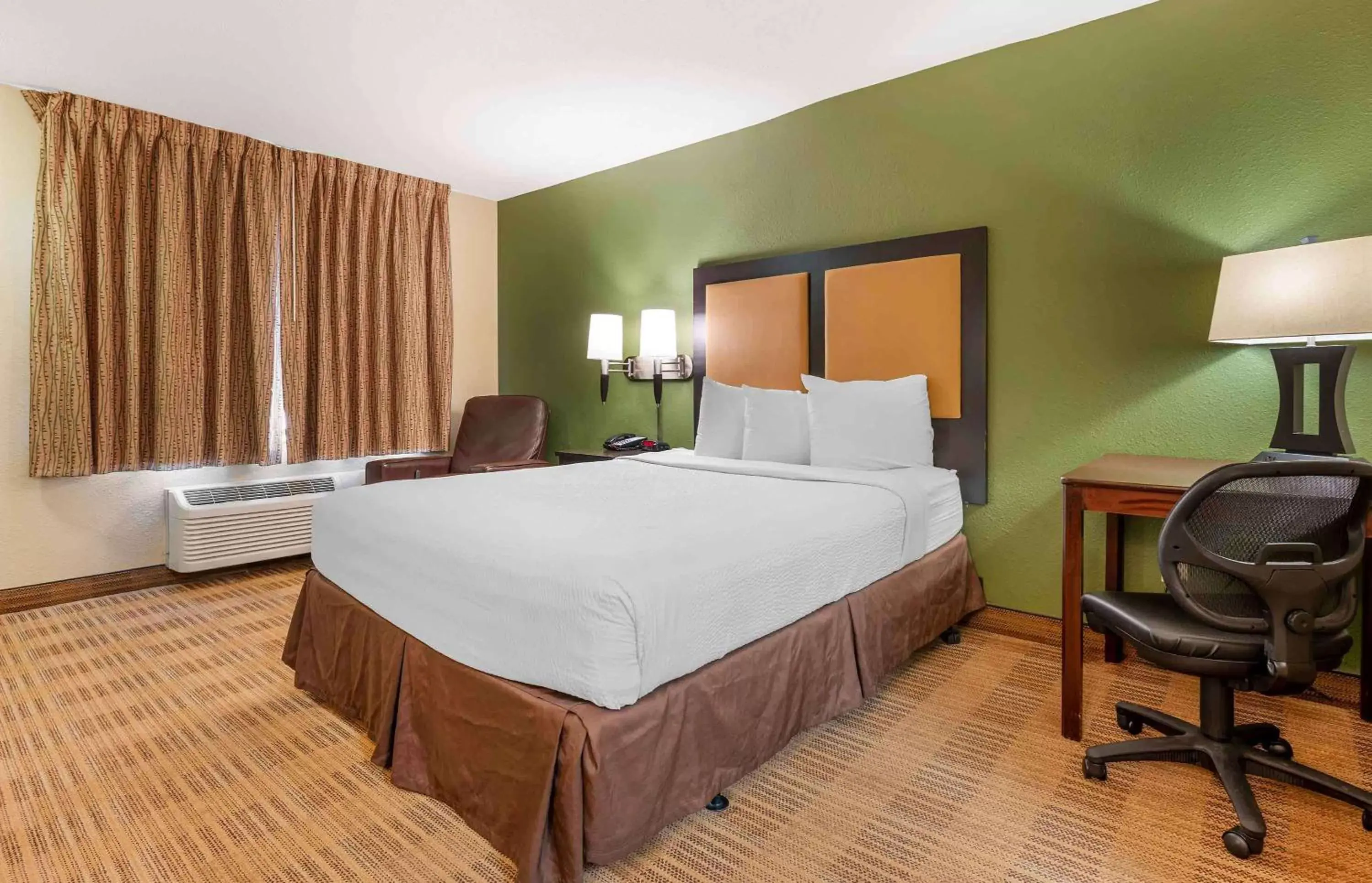 Bedroom, Bed in Extended Stay America Suites - Cincinnati - Florence - Turfway Rd