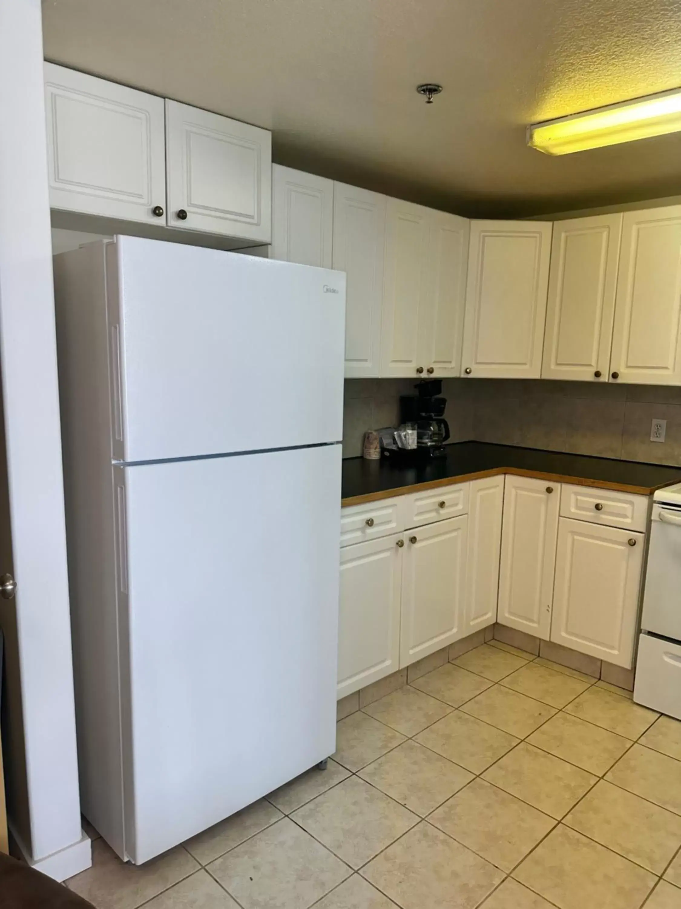 Kitchen or kitchenette, Kitchen/Kitchenette in Western Budget Motel East Red Deer