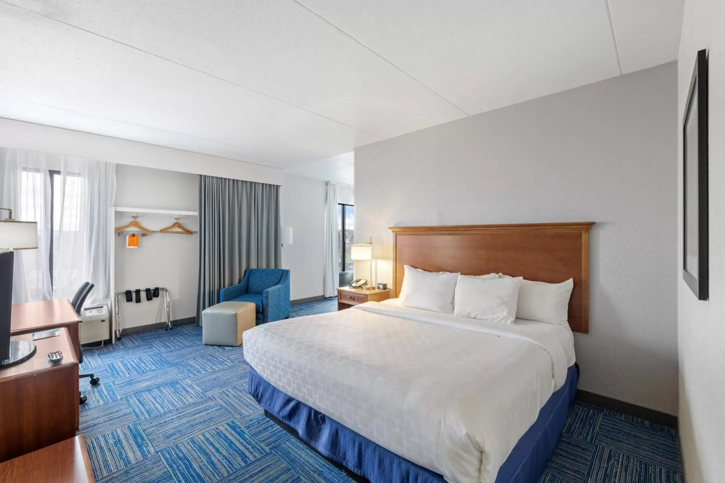 Bed in Allentown Park Hotel, Ascend Hotel Collection