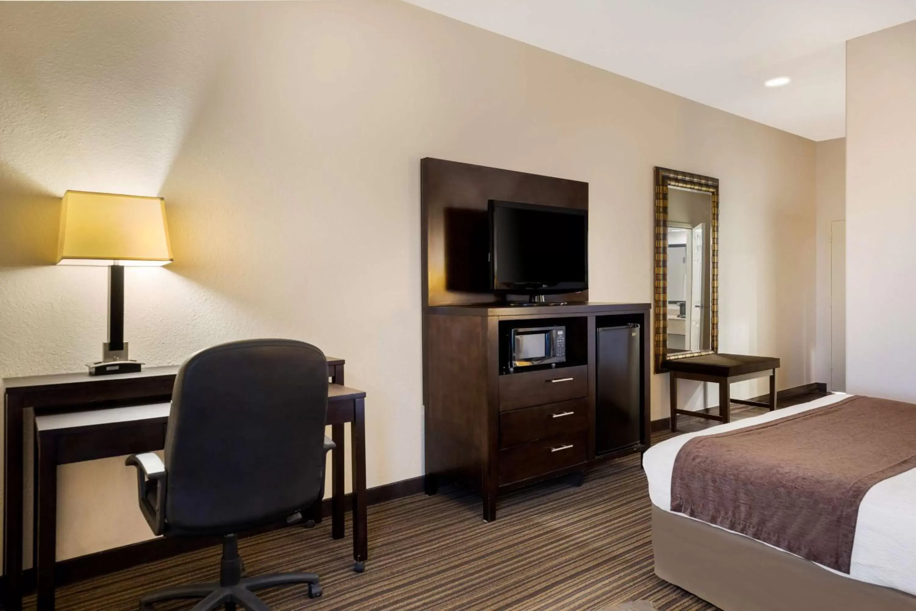 Bedroom, TV/Entertainment Center in Best Western Houma Inn