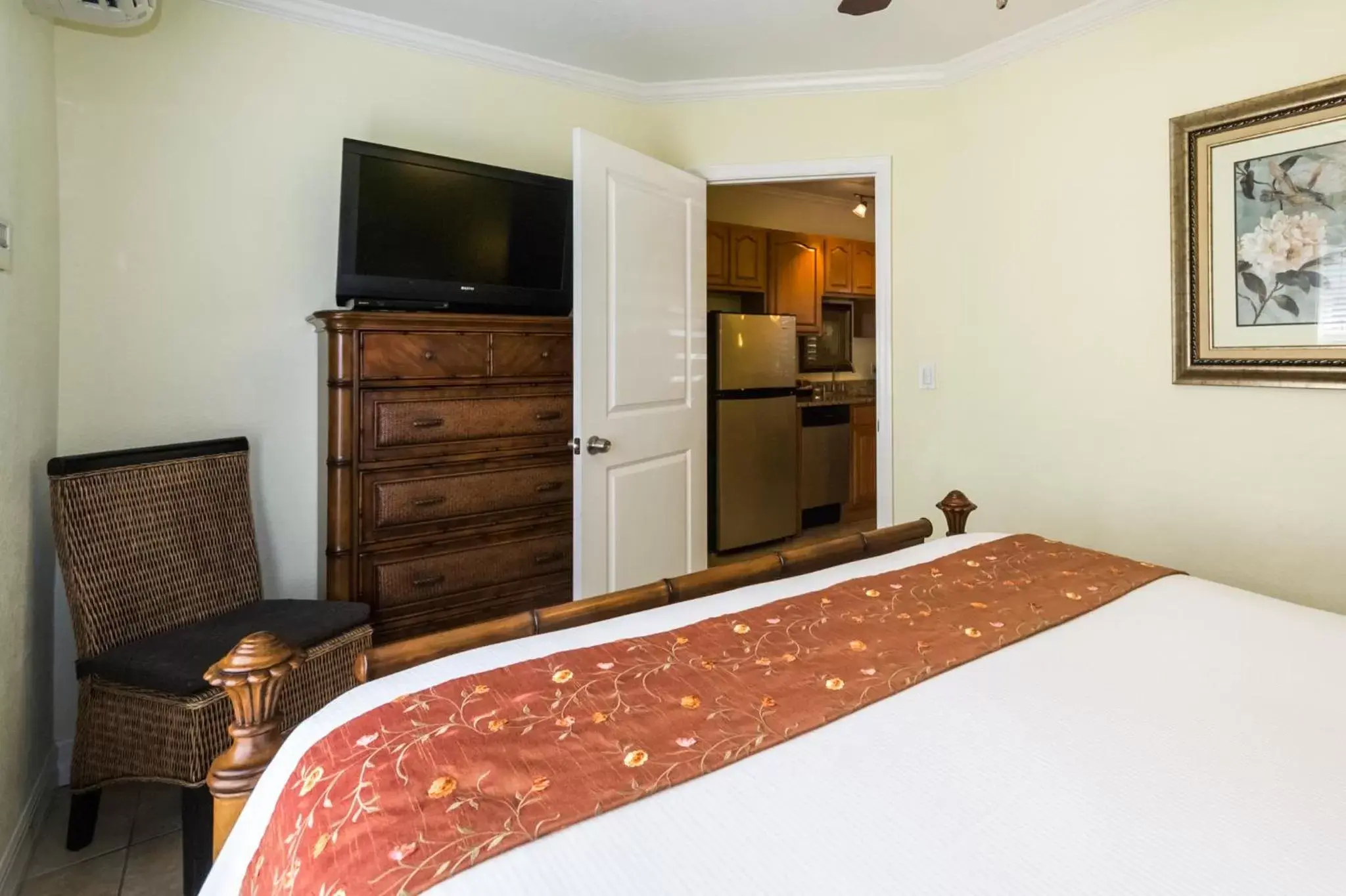 Bedroom, Bed in Tropical Beach Resorts - Sarasota