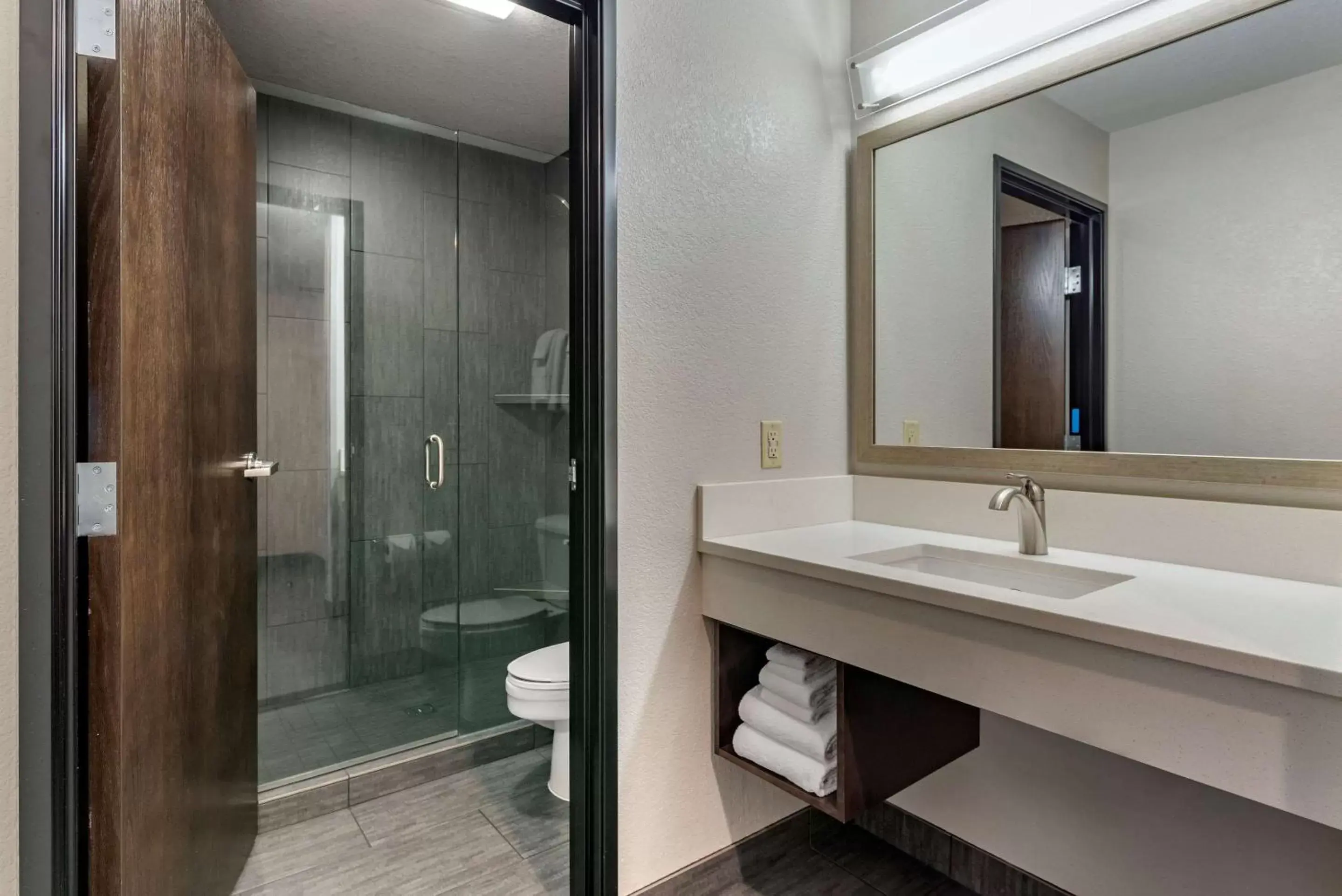 Photo of the whole room, Bathroom in Comfort Inn & Suites Tualatin - Lake Oswego South