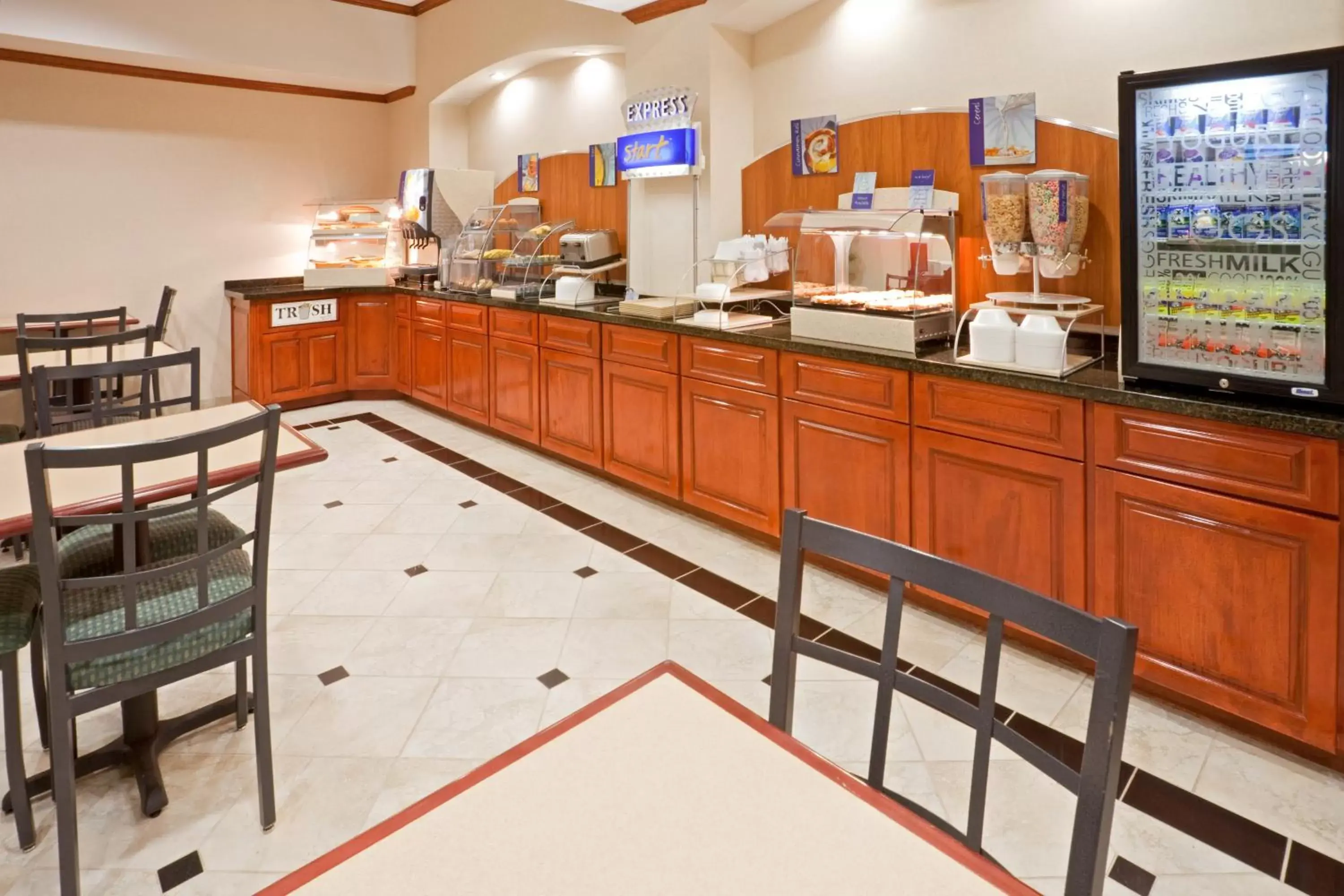 Breakfast, Restaurant/Places to Eat in Holiday Inn Express Hotel & Suites Decatur, TX, an IHG Hotel