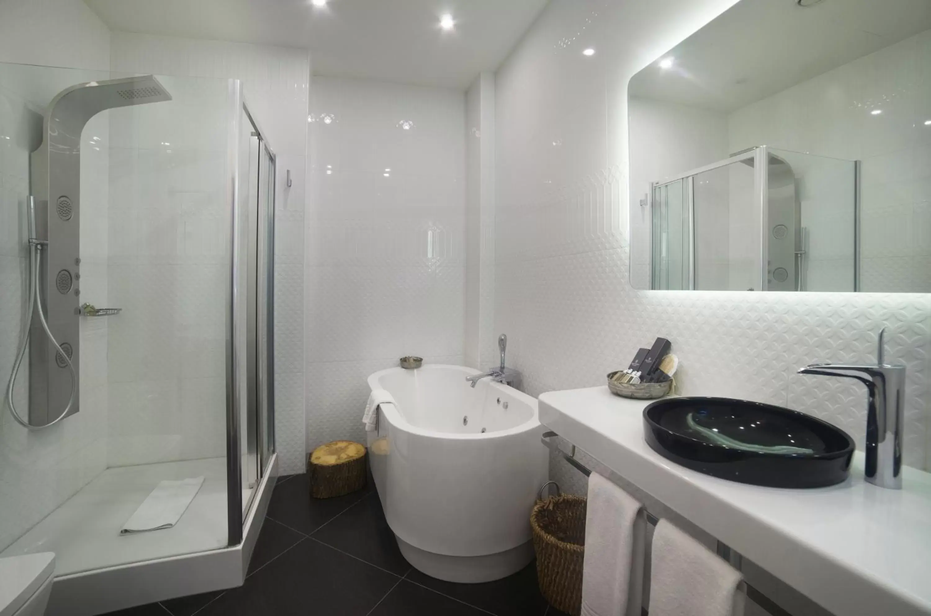 Shower, Bathroom in Régie Ottoman Istanbul - Special Category