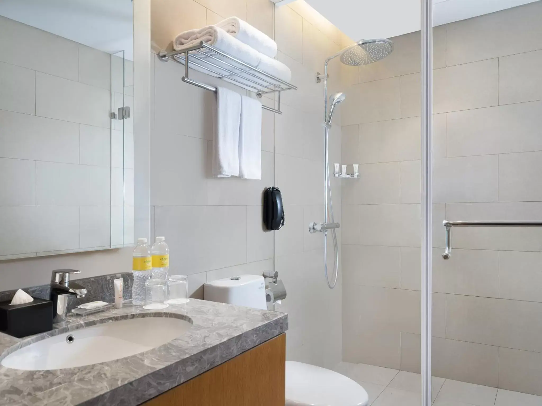 Shower, Bathroom in Holiday Inn & Suites Jakarta Gajah Mada, an IHG Hotel