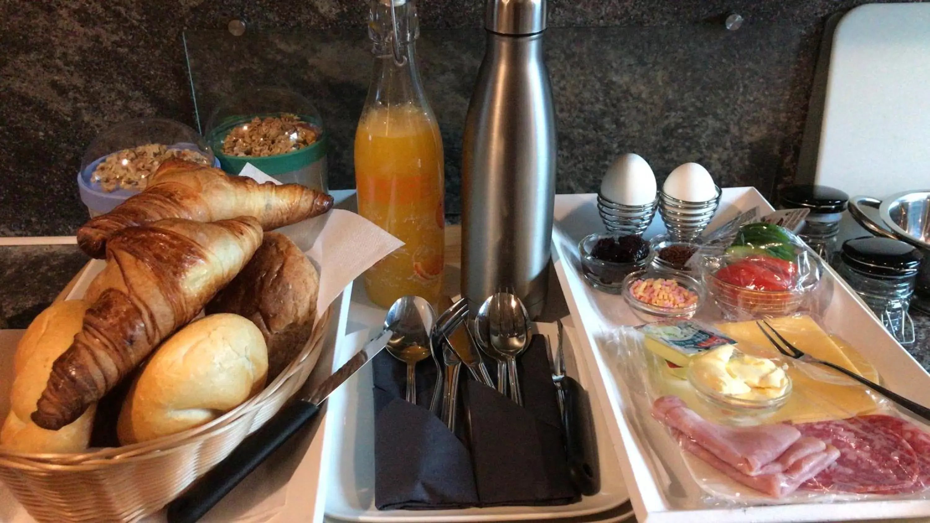 Breakfast, Food in Emmen bed and breakfast