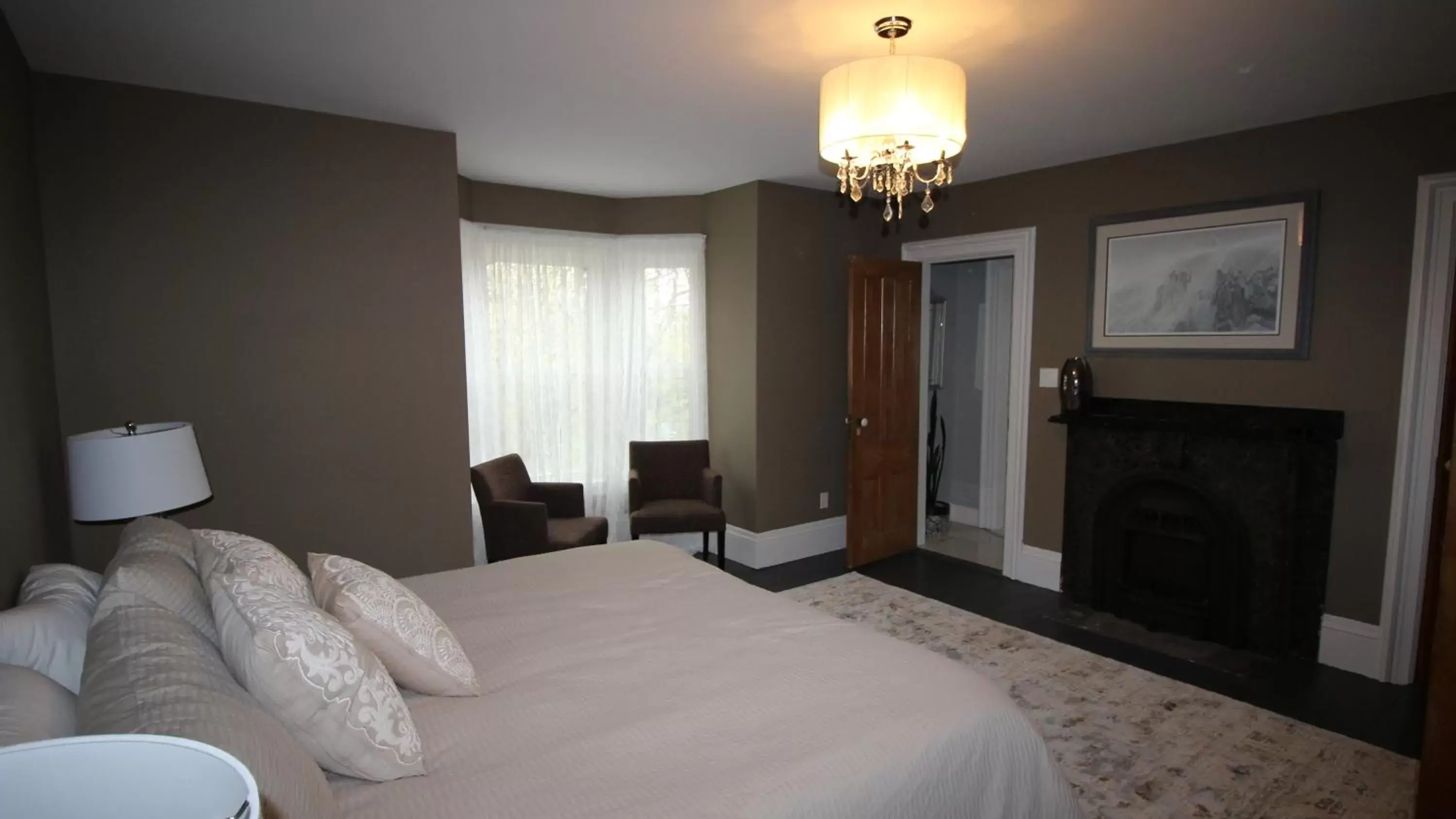 Deluxe Suite in Maplehurst Manor Bed and Breakfast