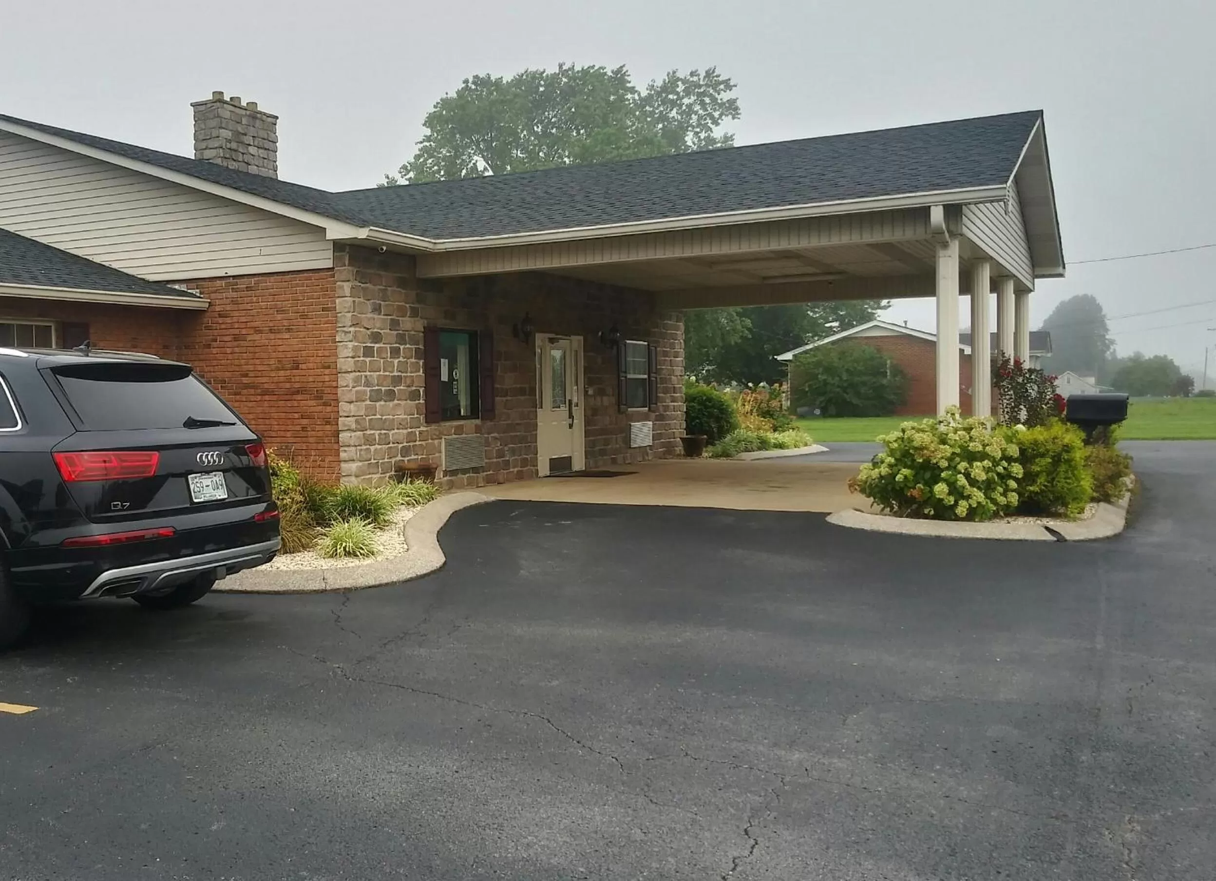 Facade/entrance in Hearthstone Inn
