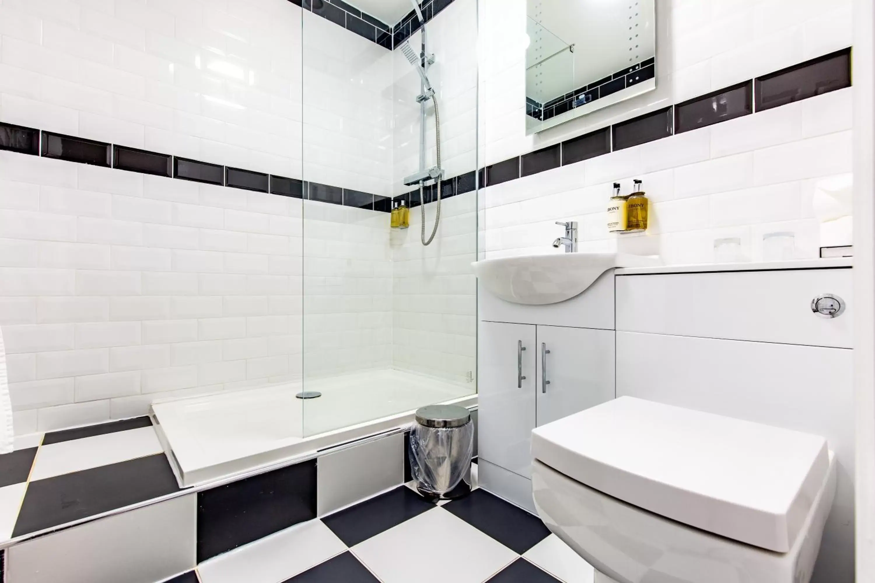 Shower, Bathroom in Woodland Manor Hotel