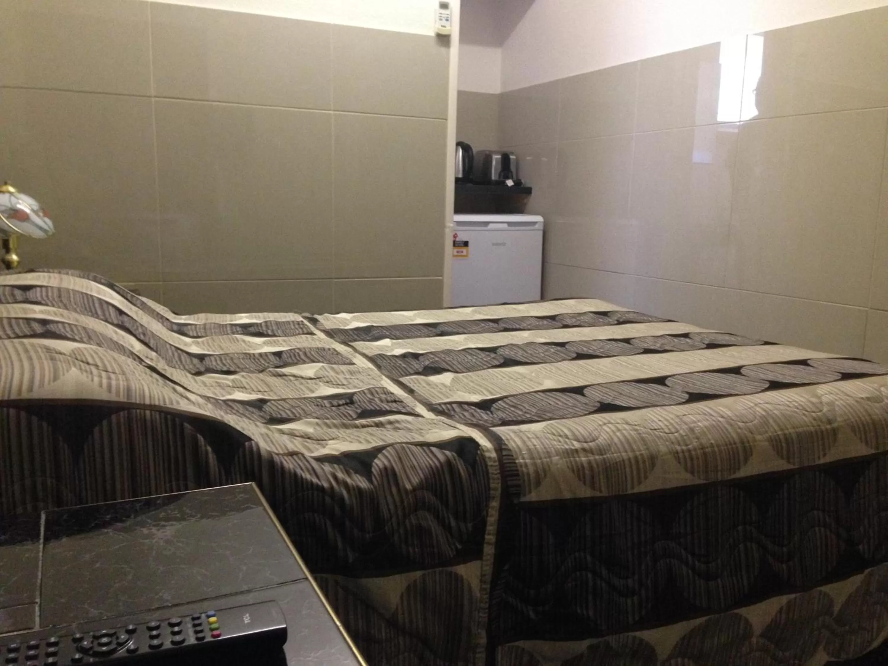 Bedroom, Bed in Avalon Motel