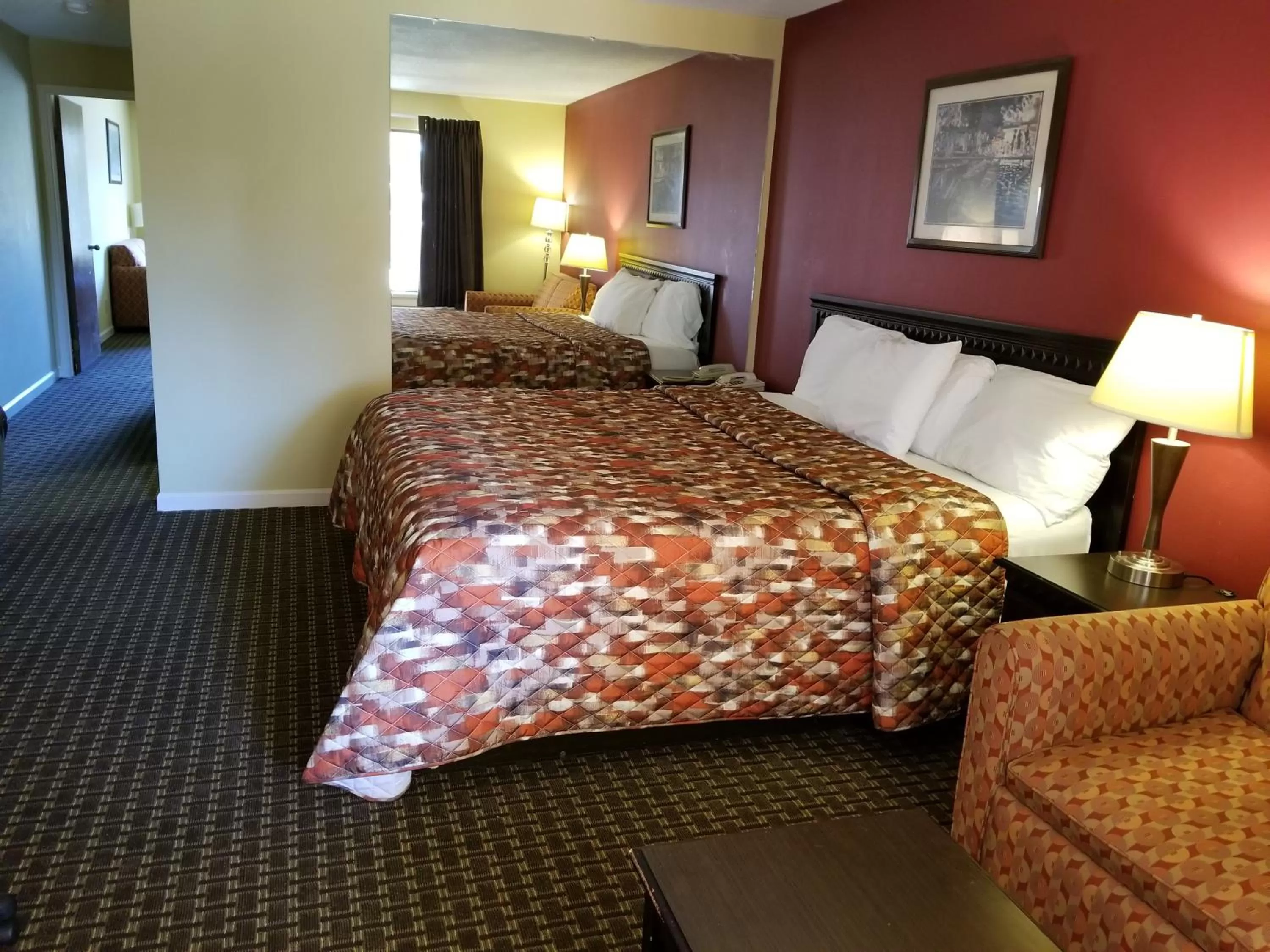 Bedroom, Bed in Royal Inn - Anniston
