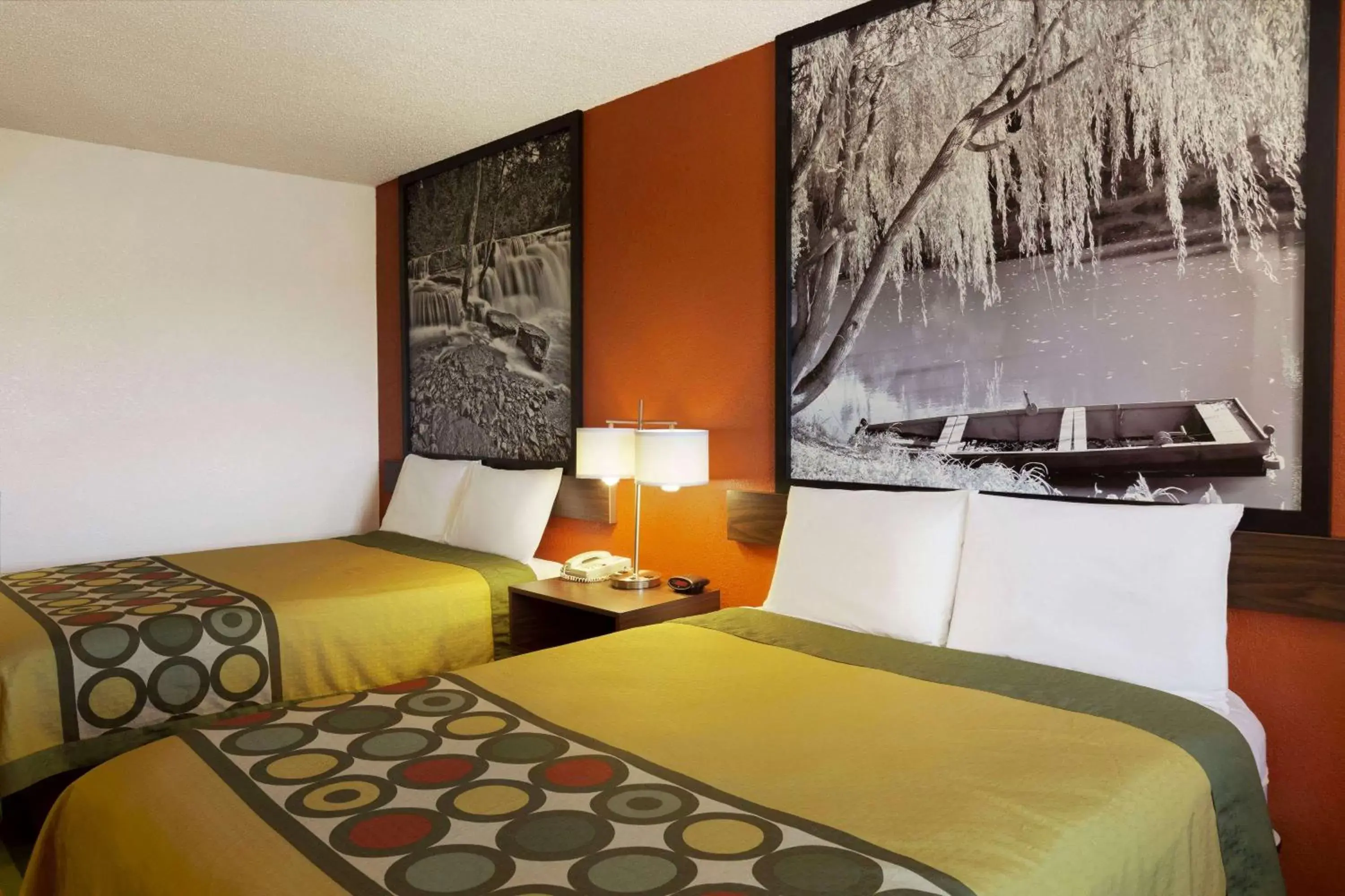 Photo of the whole room, Bed in Super 8 by Wyndham Woodward