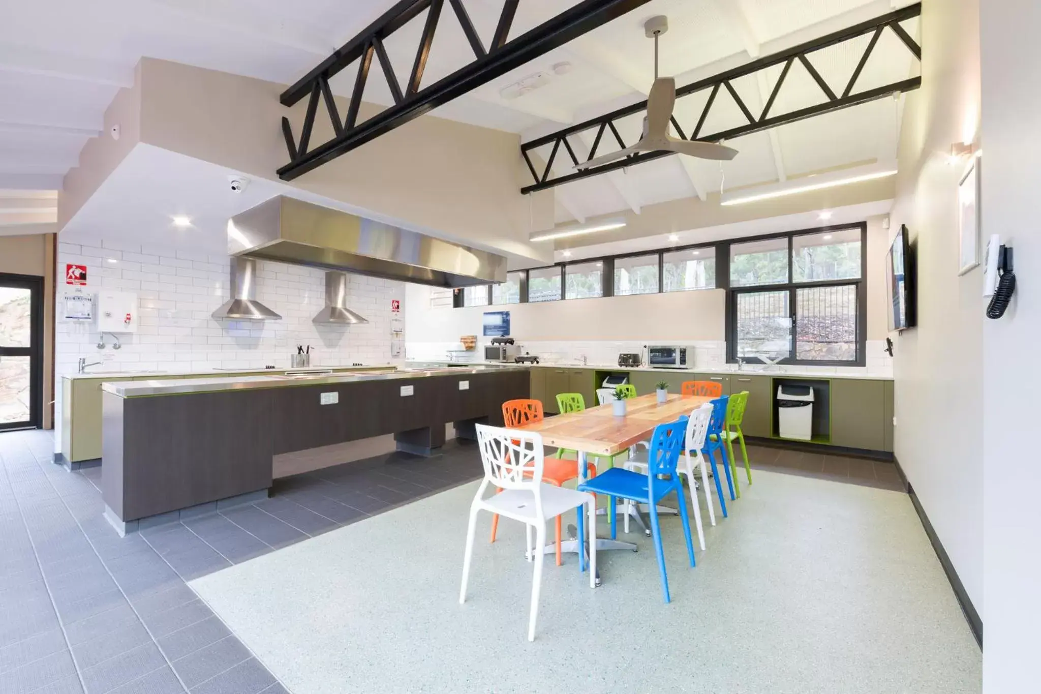 Communal kitchen, Kitchen/Kitchenette in Alivio Tourist Park Canberra