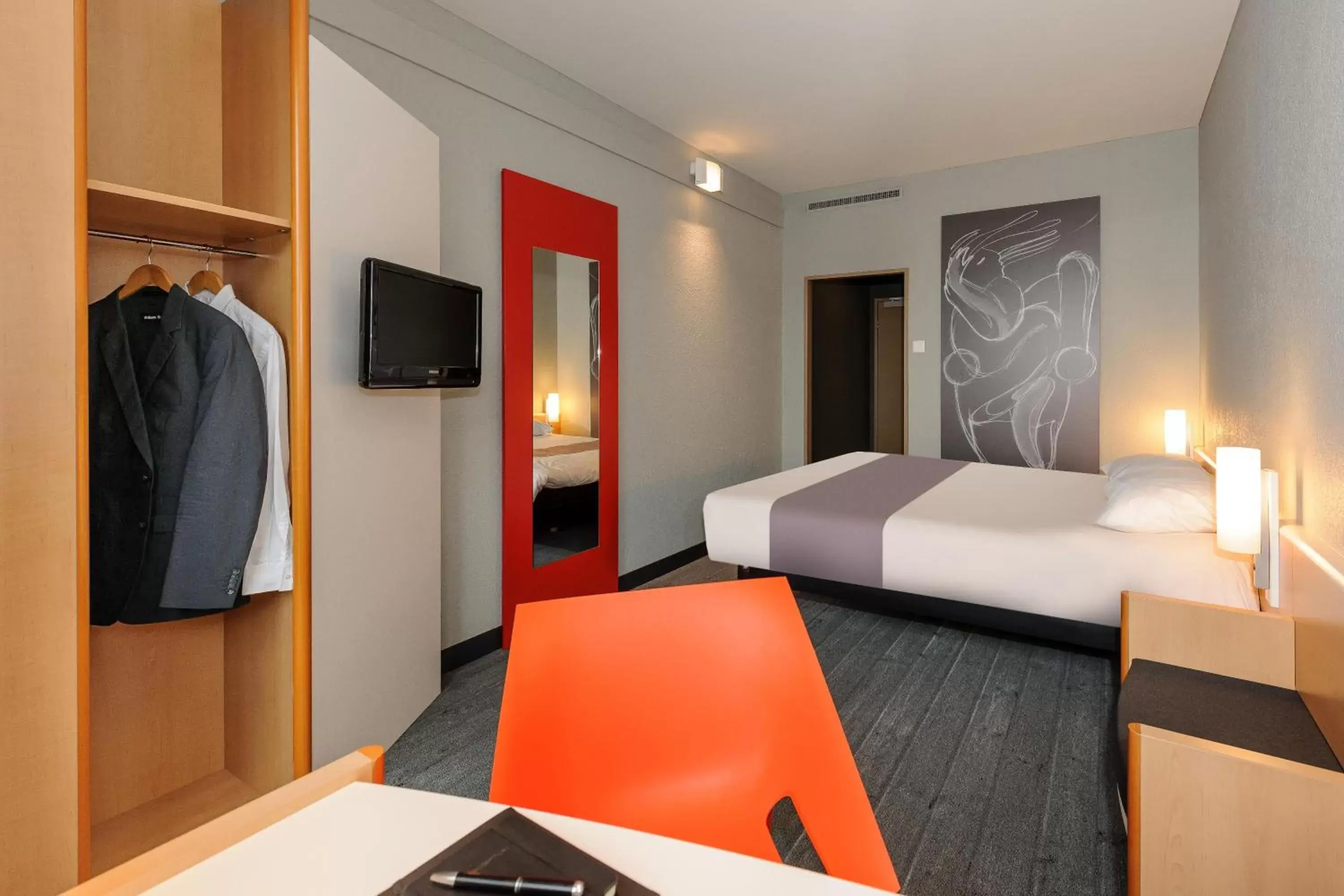 Bed, TV/Entertainment Center in ibis Chur