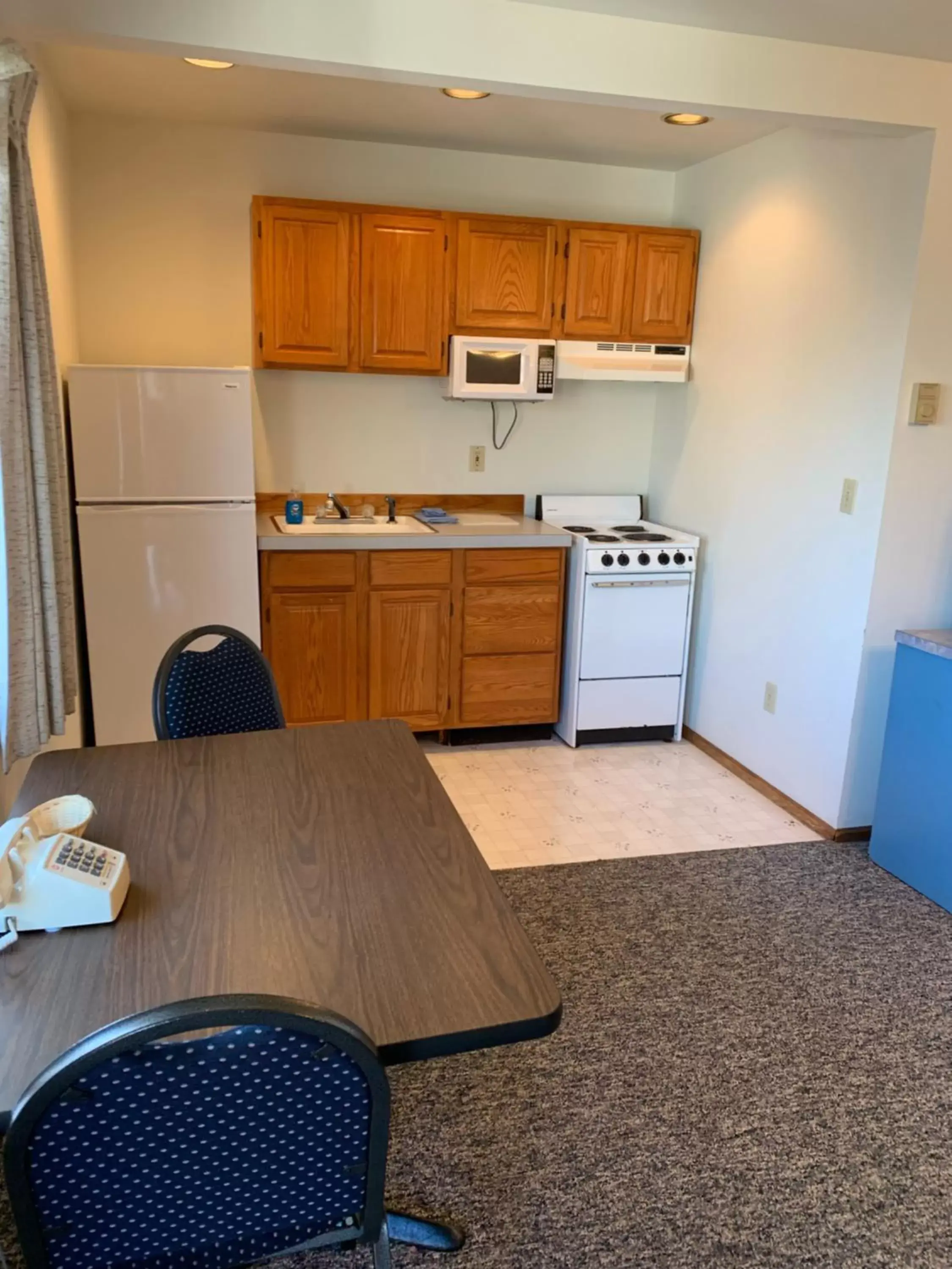 Deluxe Queen Room in Curley's Resort & Dive Center Deluxe Queen Room in Curley's Resort & Dive Center