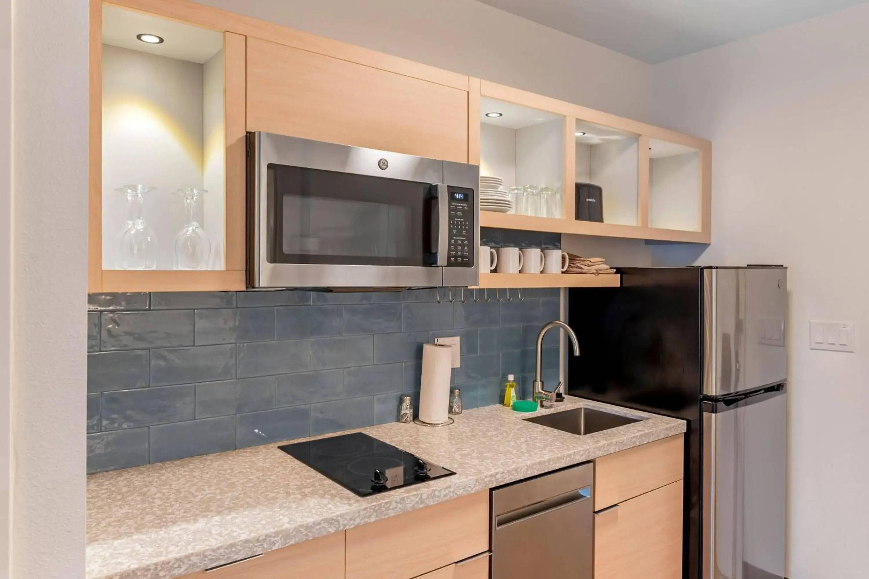 Kitchen or kitchenette, Kitchen/Kitchenette in TownePlace Suites by Marriott Richmond Colonial Heights