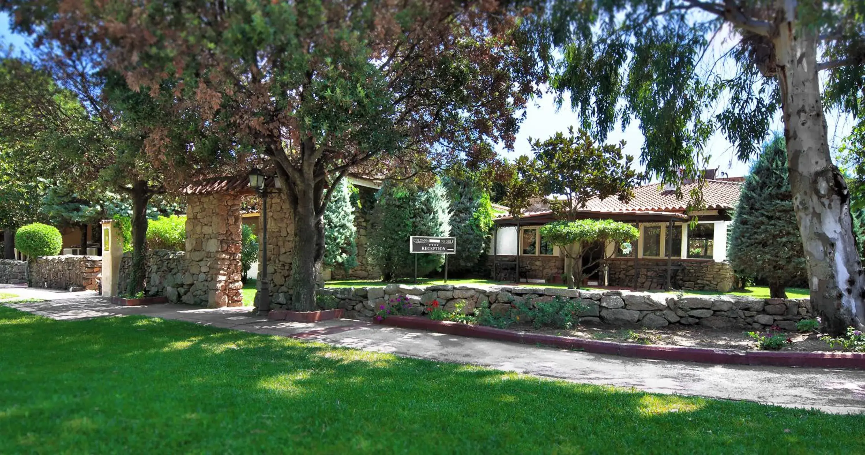 Facade/entrance, Property Building in Colonna Hotel Du Golf