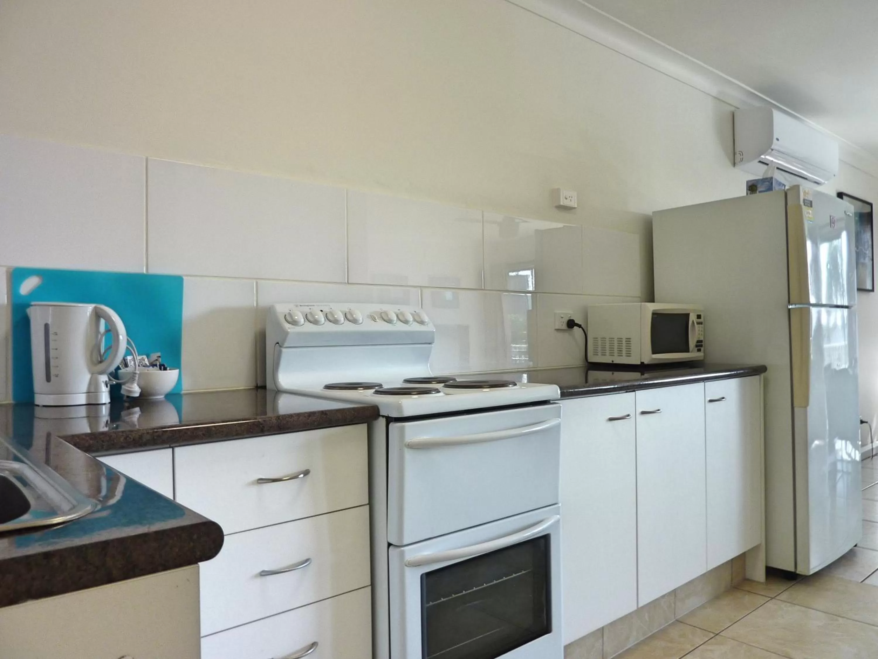 Kitchen or kitchenette in Jadran Motel & El Jays Holiday Lodge