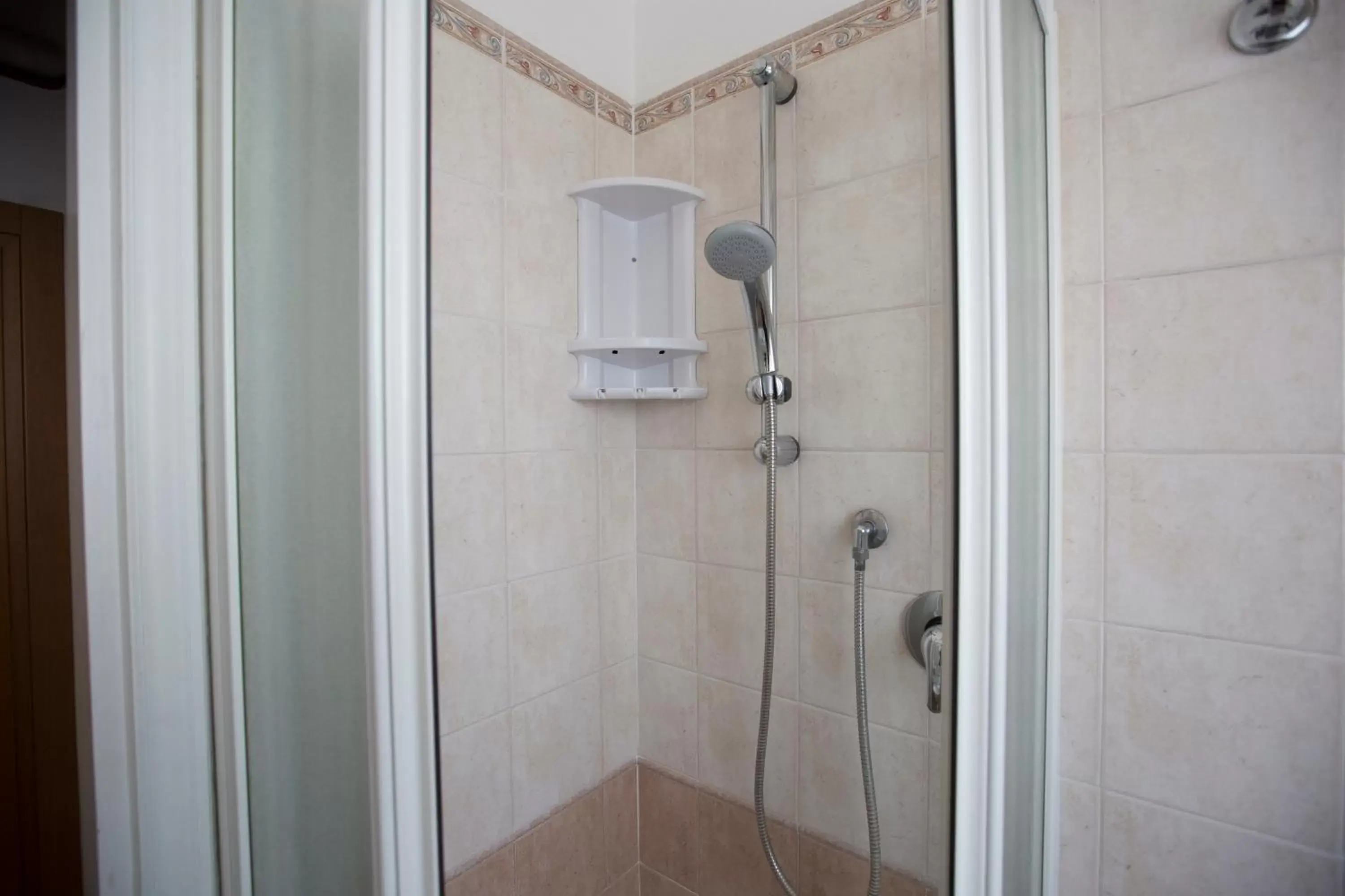 Shower, Bathroom in Hotel Europa