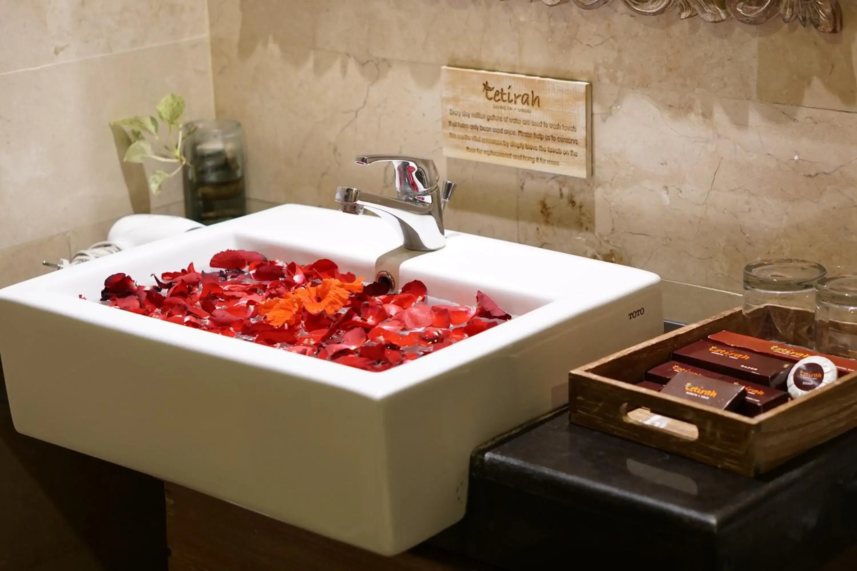 Bathroom, Kitchen/Kitchenette in Tetirah Boutique Hotel