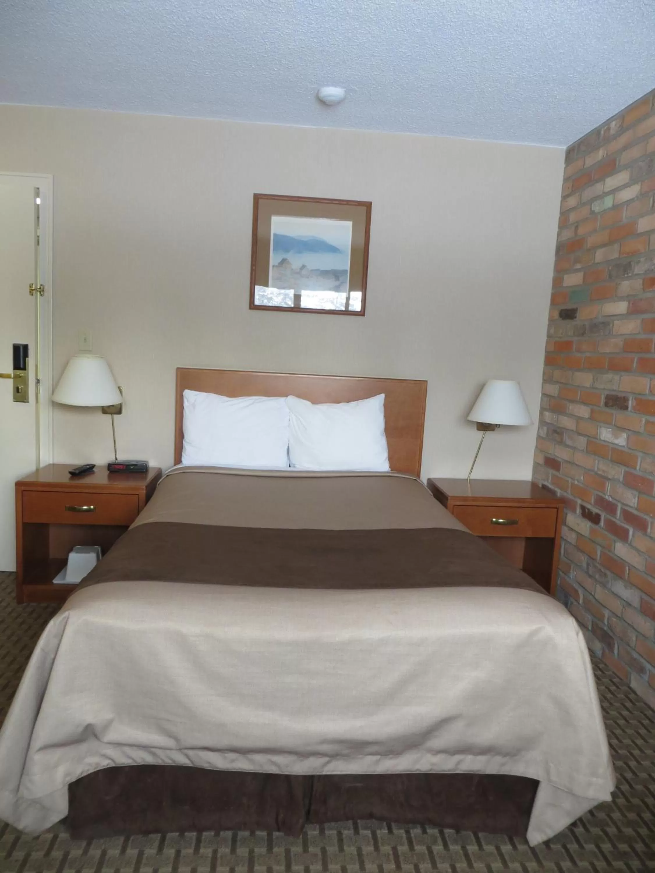 Bed in Travelodge by Wyndham Thunder Bay ON