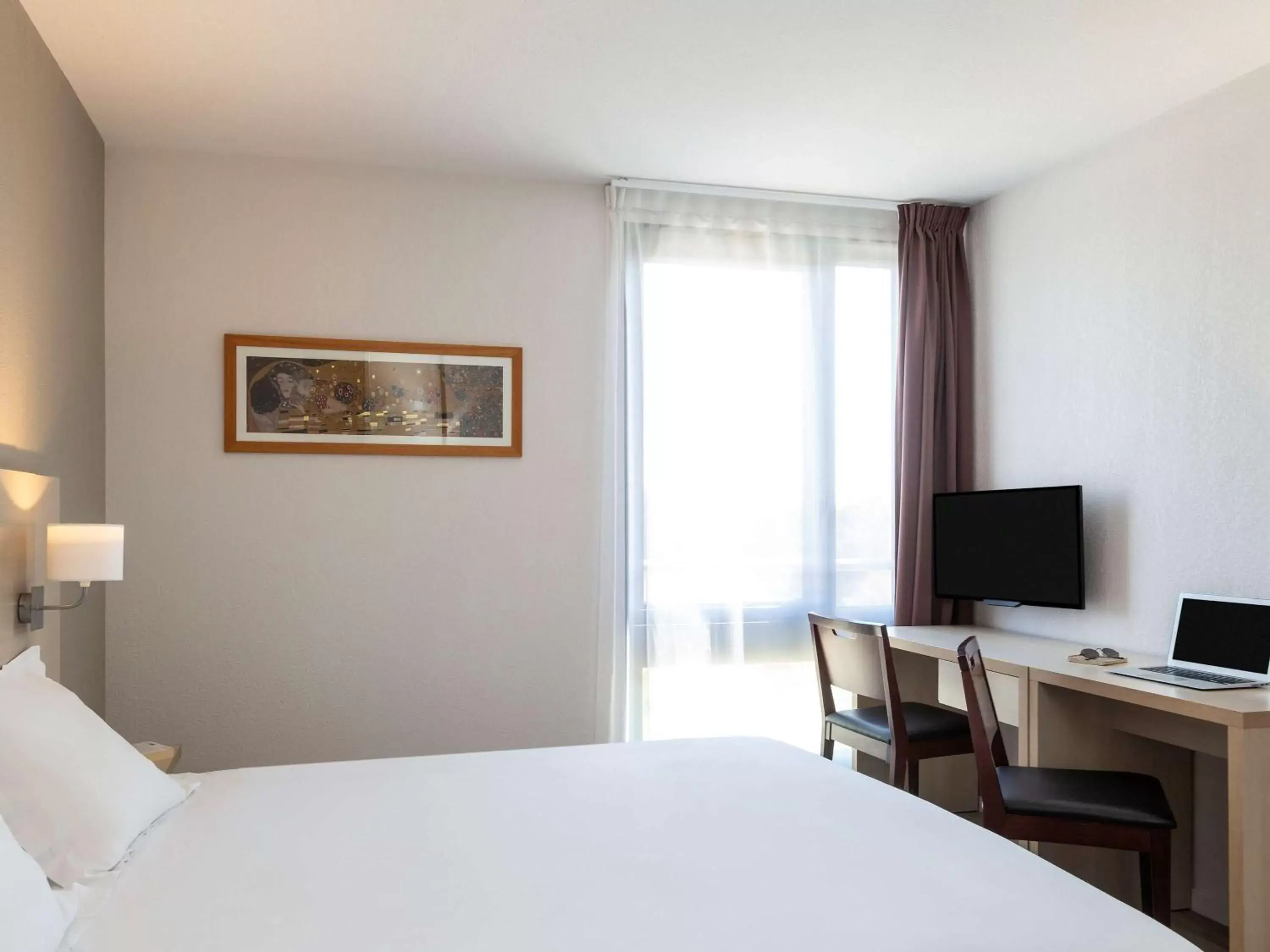 Photo of the whole room, Bed in Aparthotel Adagio Access Avignon