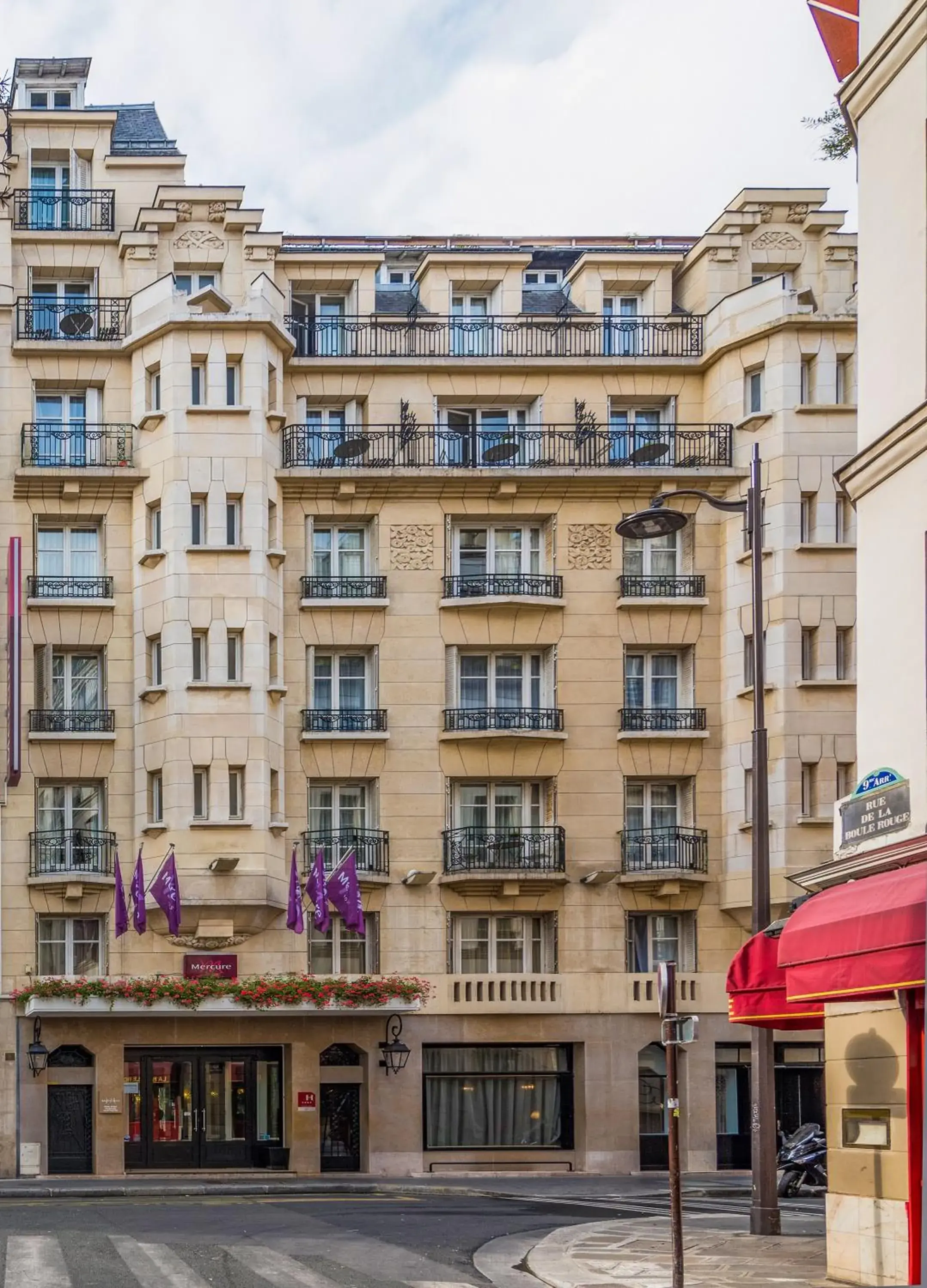 Facade/entrance, Property Building in Hotel Mercure Paris Opera Faubourg Montmartre