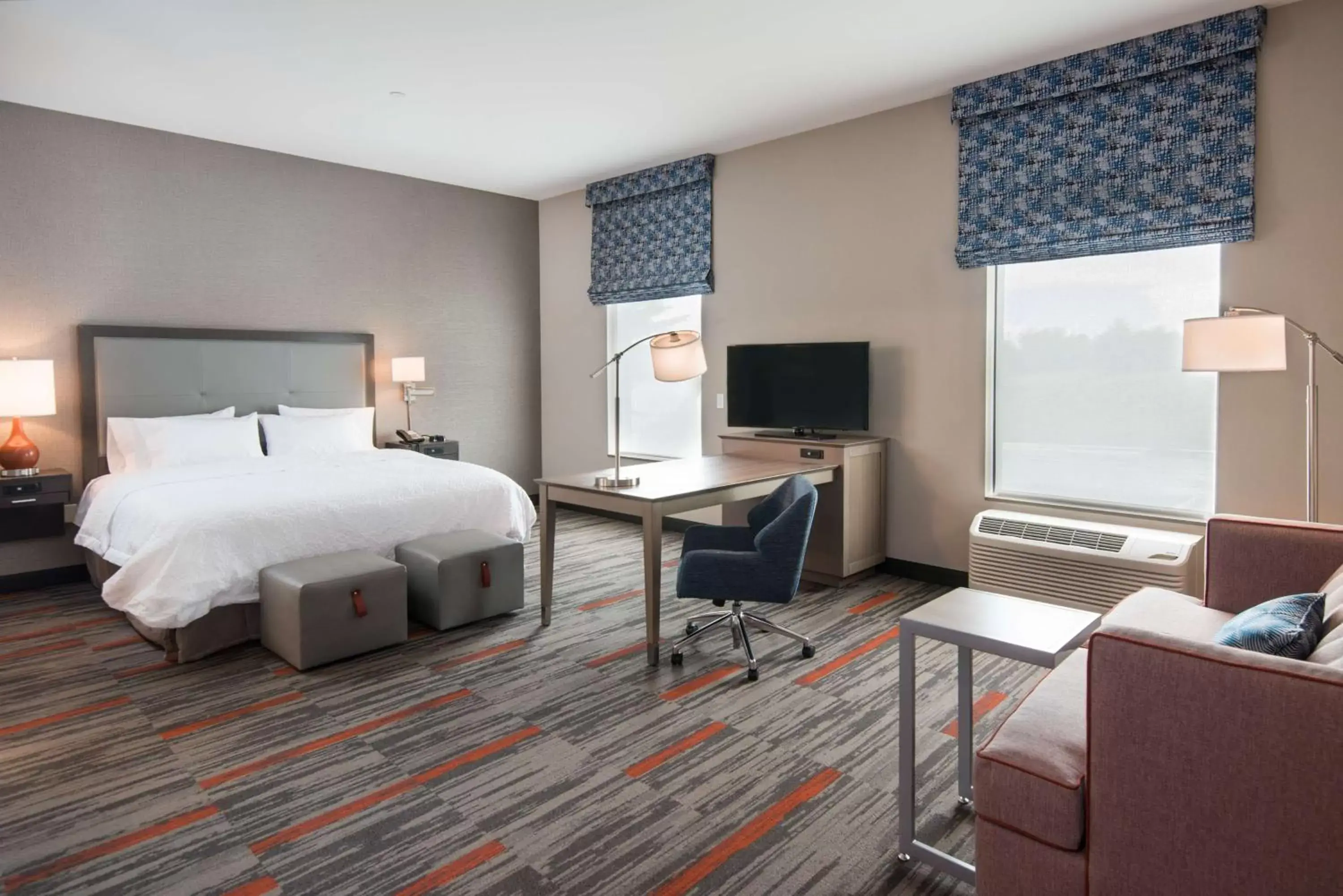 Bed, TV/Entertainment Center in Hampton Inn and Suites at Wisconsin Dells Lake Delton