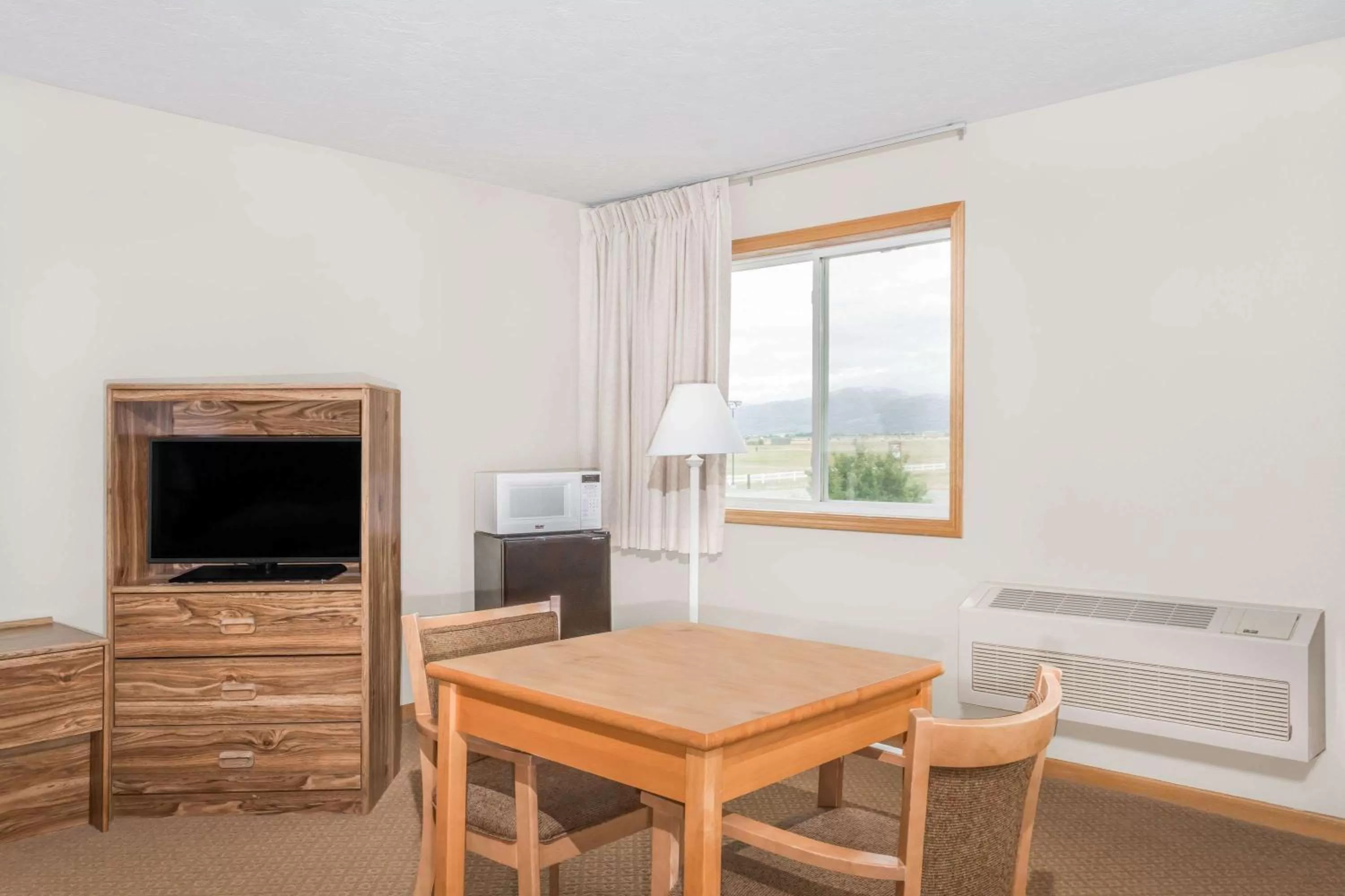 Photo of the whole room in Super 8 by Wyndham Driggs