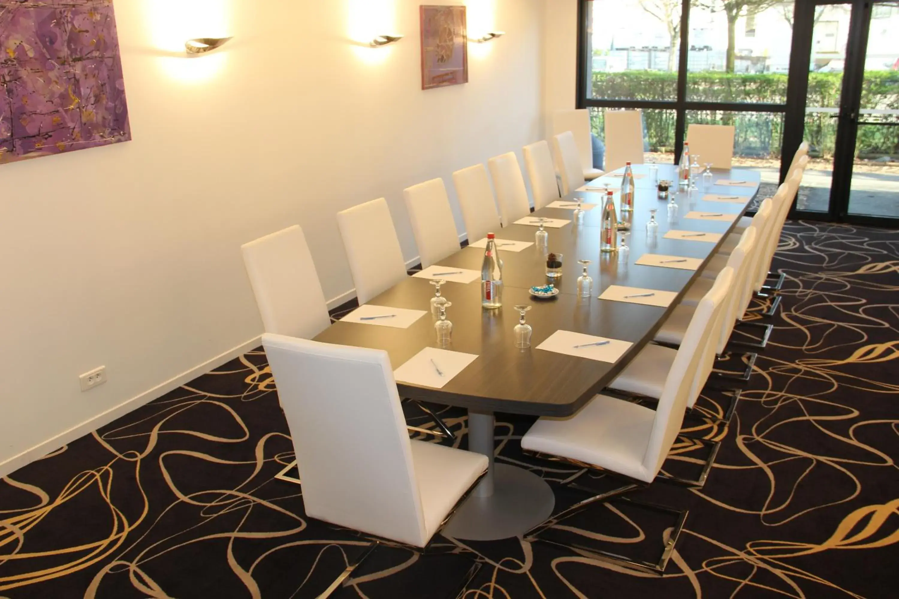 Business facilities, Restaurant/Places to Eat in Kyriad Saint Quentin en Yvelines - Montigny