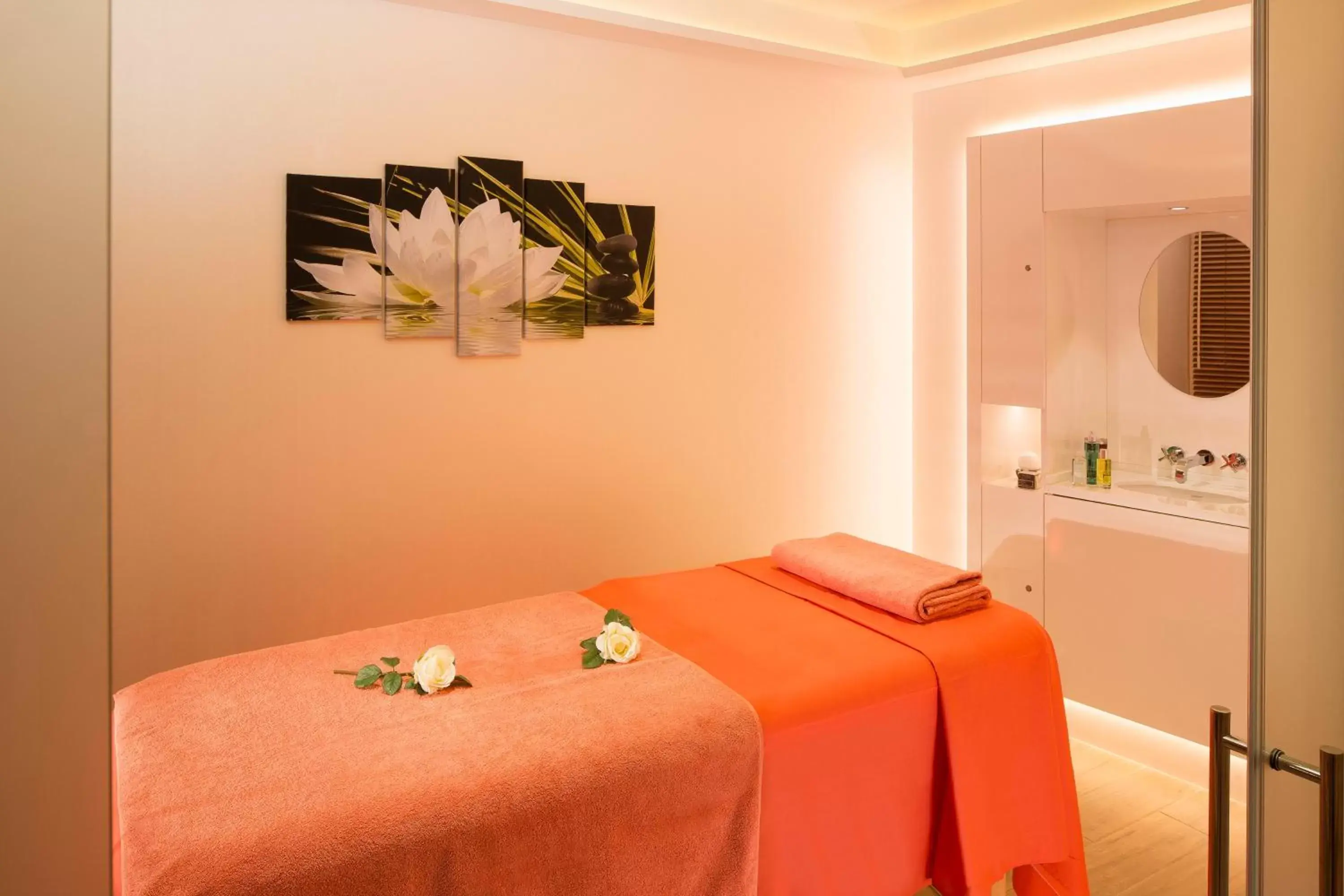 Massage, Bed in Hôtel Le M