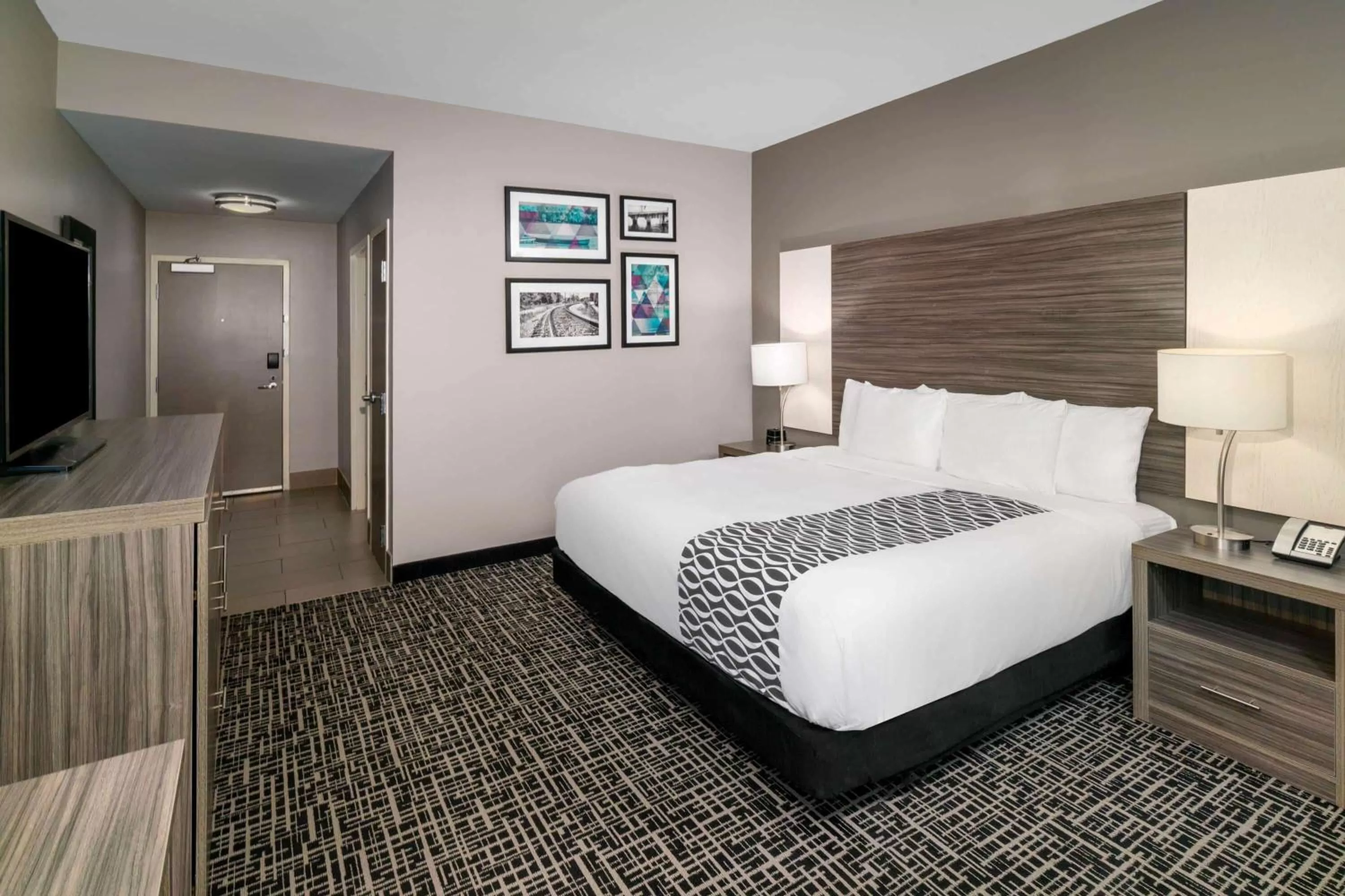 Photo of the whole room, Bed in La Quinta by Wyndham Forsyth