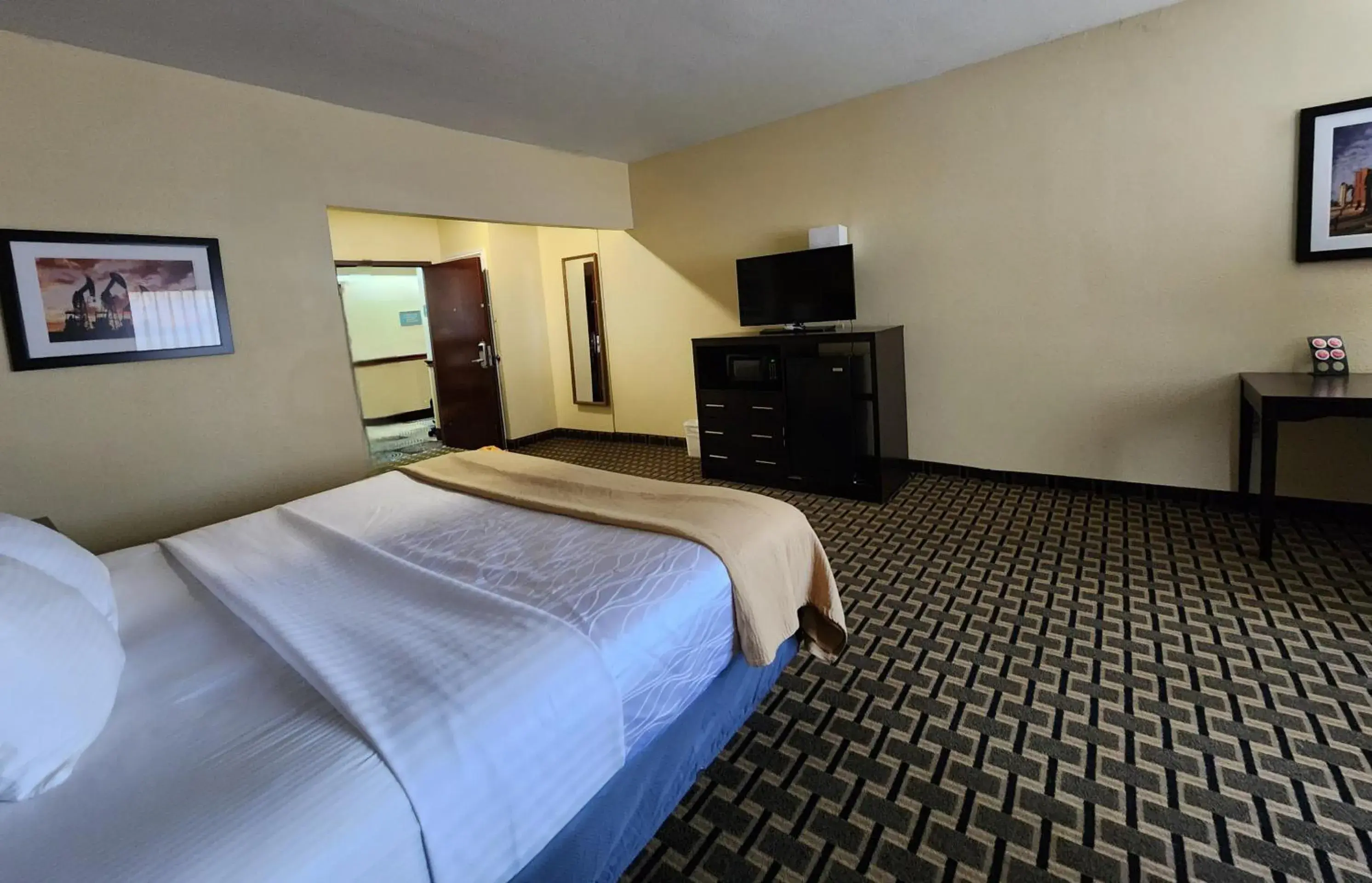 TV and multimedia, Bed in Days Inn & Suites by Wyndham Sam Houston Tollway