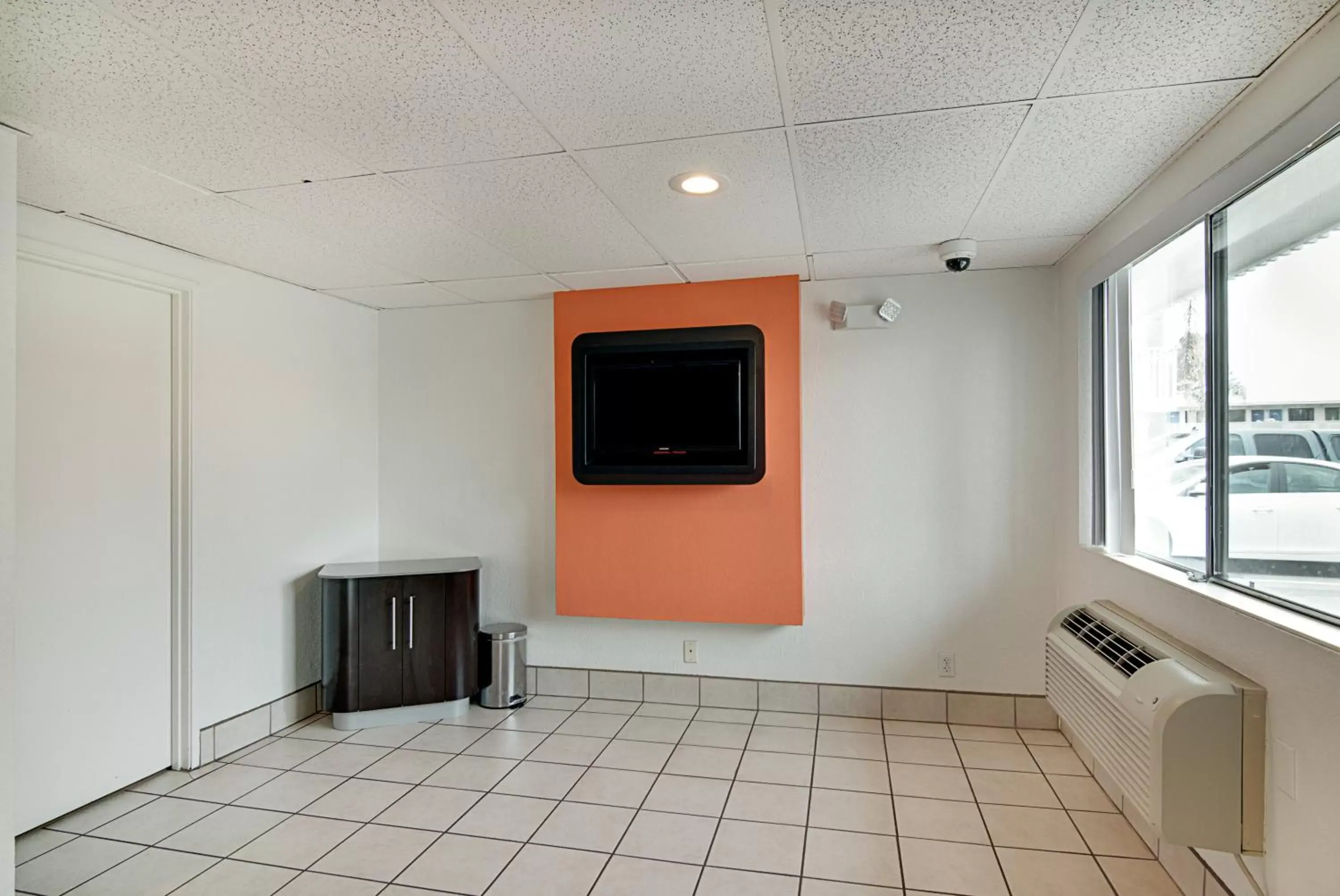 Lobby or reception, TV/Entertainment Center in Motel 6-Ventura, CA - Beach