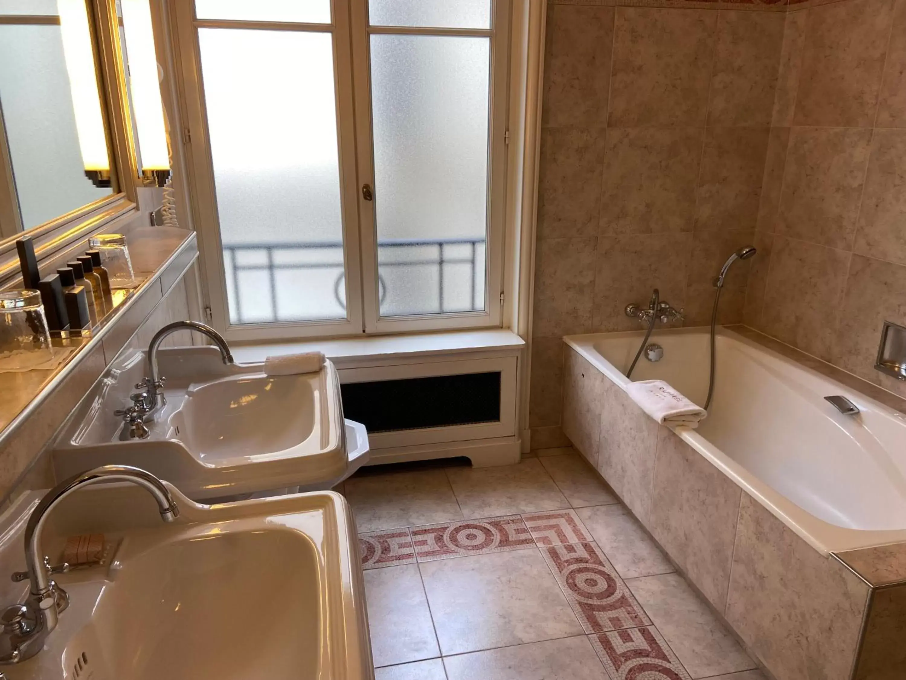 Bathroom in Hôtel Raphael