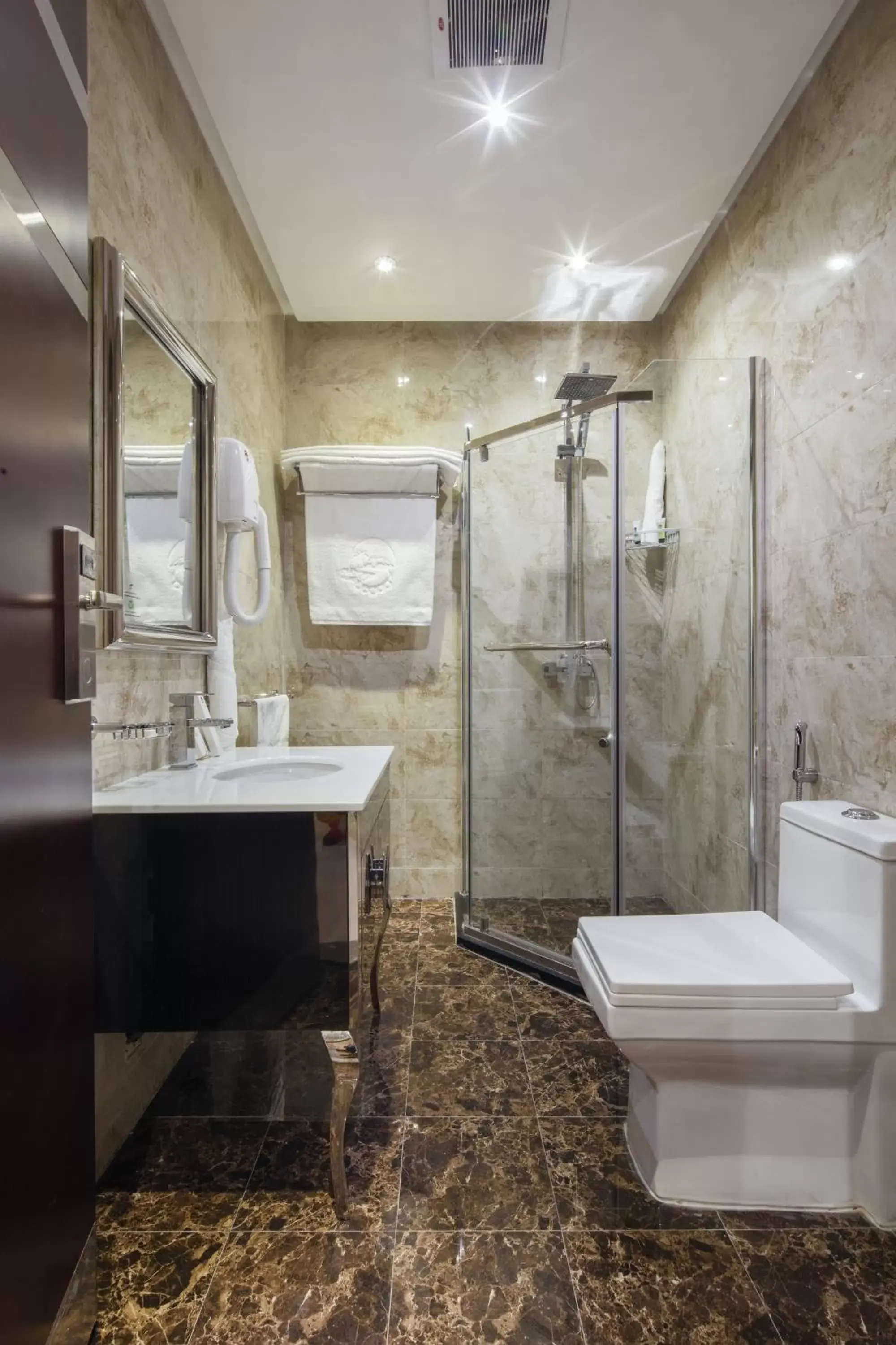 Bathroom in Burj Alhayah Hotel Suites Alfalah